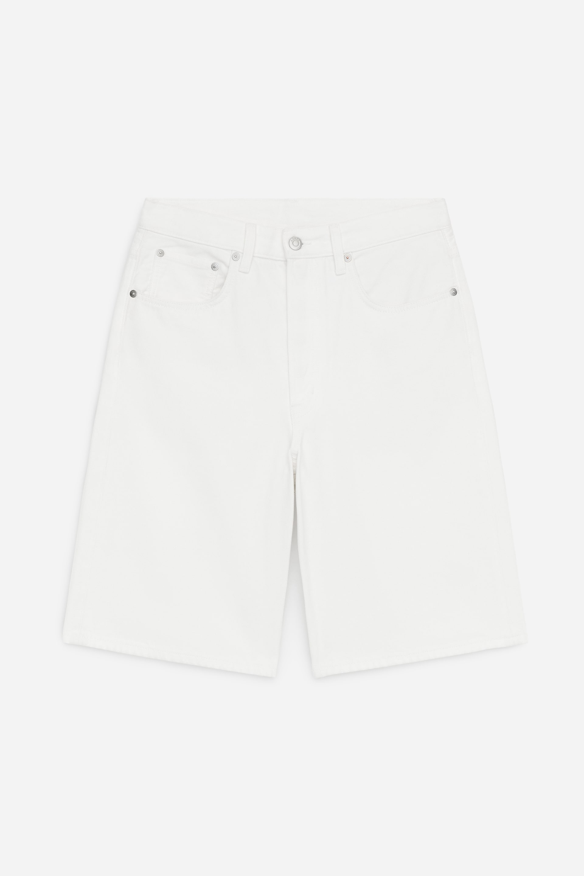 Vezi imaginea mai mare: Pantaloni scurți din denim alb cu talie înaltă, croiți pentru un fit lejer, sunt prezentați din față. Aceștia prezintă un stil clasic cu 5 buzunare, având două buzunare frontale, un buzunar mic pentru monede și o închidere cu nasturi.