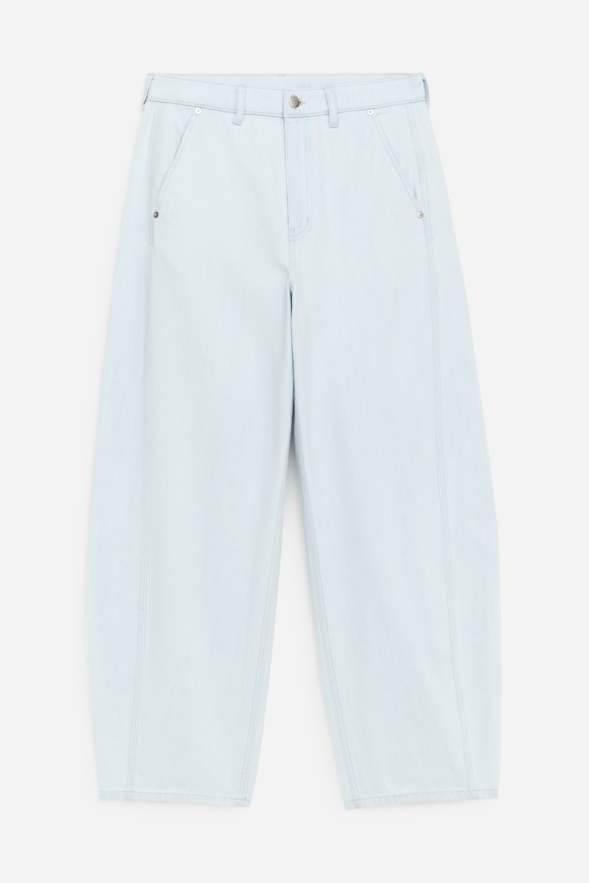 Ver imagen más grande: FRENTE: Pantalones vaqueros de forma cilíndrica en azul claro presentan un estilo de cintura media con bolsillos laterales inclinados y remaches de metal. Un cierre de cremallera con un solo botón está presente en la cintura, y detalles de costura vertical recorren la parte delantera de cada pierna.