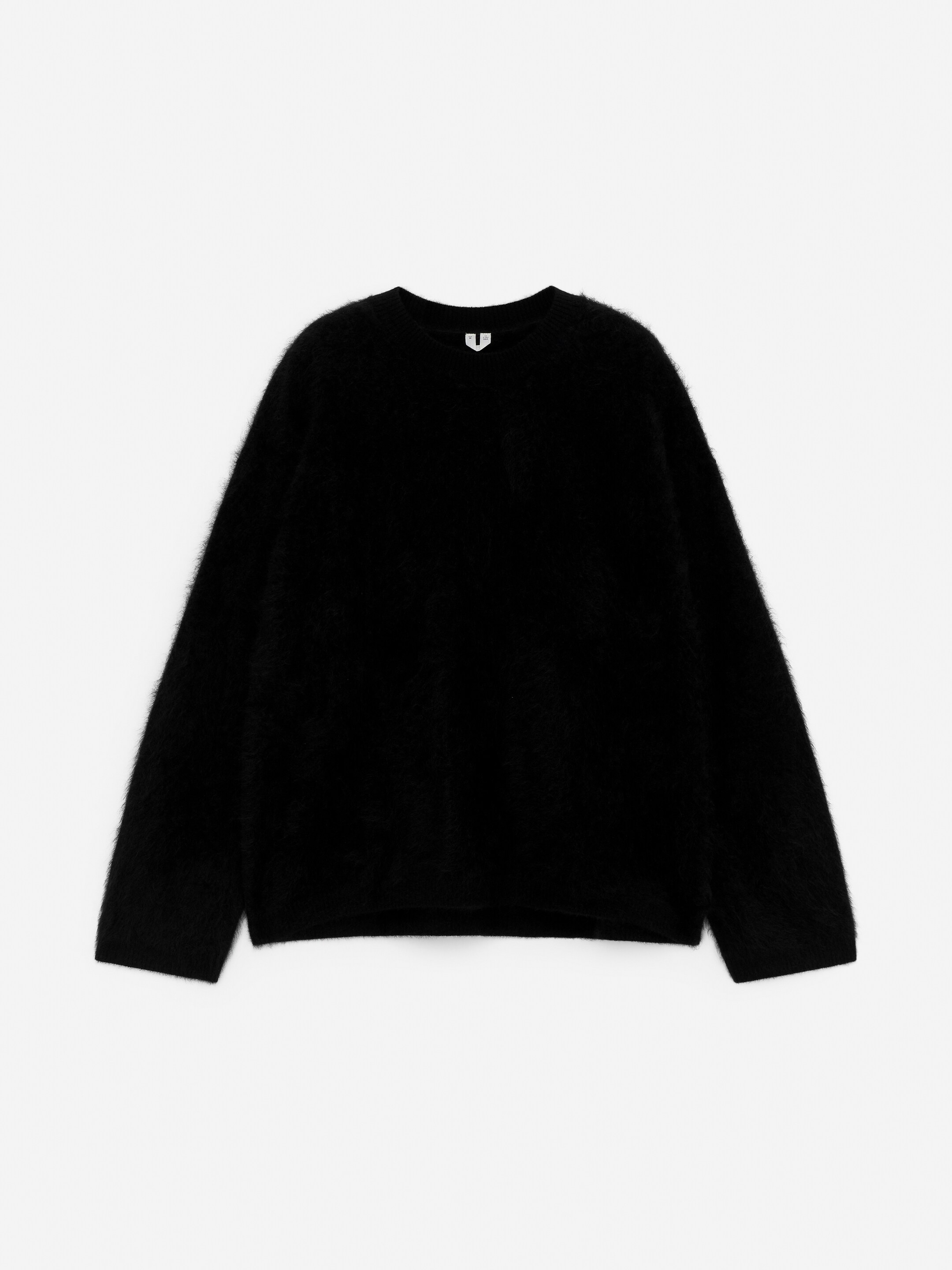Se større billede: Den Pure Brushed-Cashmere Jumper viser sin front, med en blød, fluffy sort tekstur. Den er designet med en rund hals, lange ærmer og en lige kant.