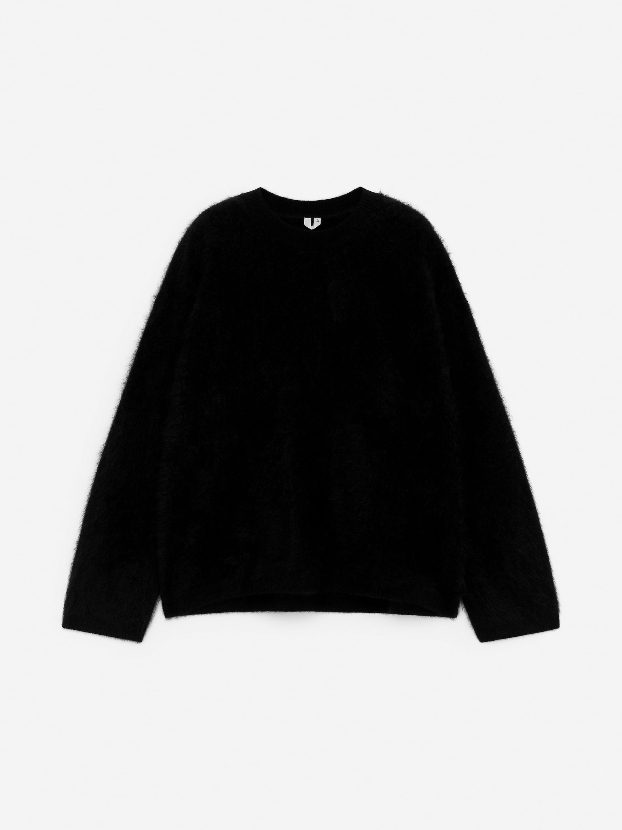 Agrandir l'image: Le pull en pur cachemire brossé affiche son devant, présentant une texture noire douce et moelleuse. Il est conçu avec un col rond, des manches longues et un ourlet droit.