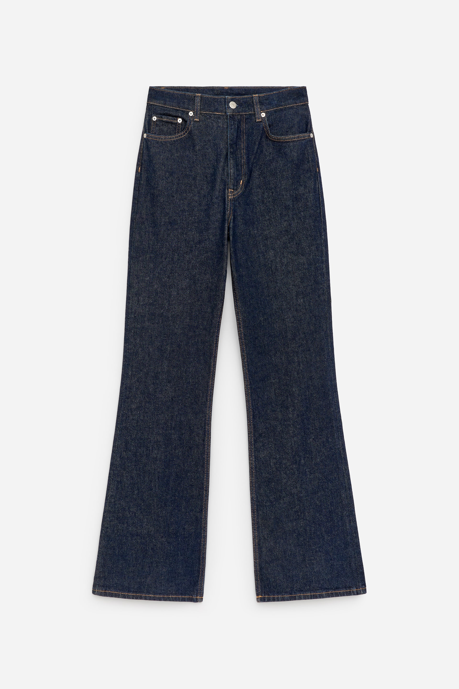Ver imagen más grande: Jeans de denim azul oscuro presentados de frente, con tiro alto, bragueta con cremallera y un ajuste ceñido en los muslos que desemboca en perneras acampanadas. Presentan bolsillos delanteros curvos y costuras en contraste.