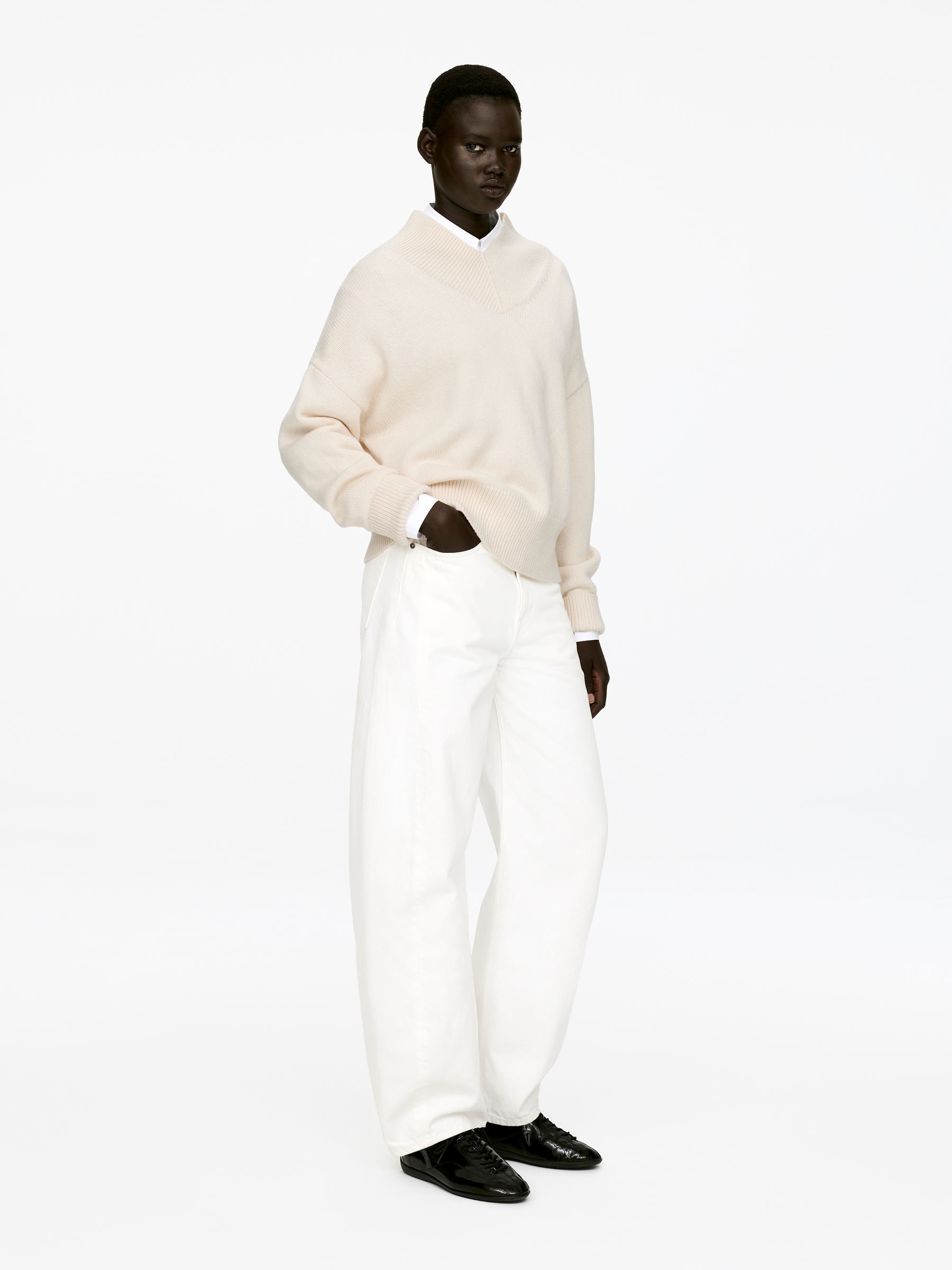 Pull en laine à col V - Blanc - Relaxed fit - Femme - StillMedia/Lookbook - 4