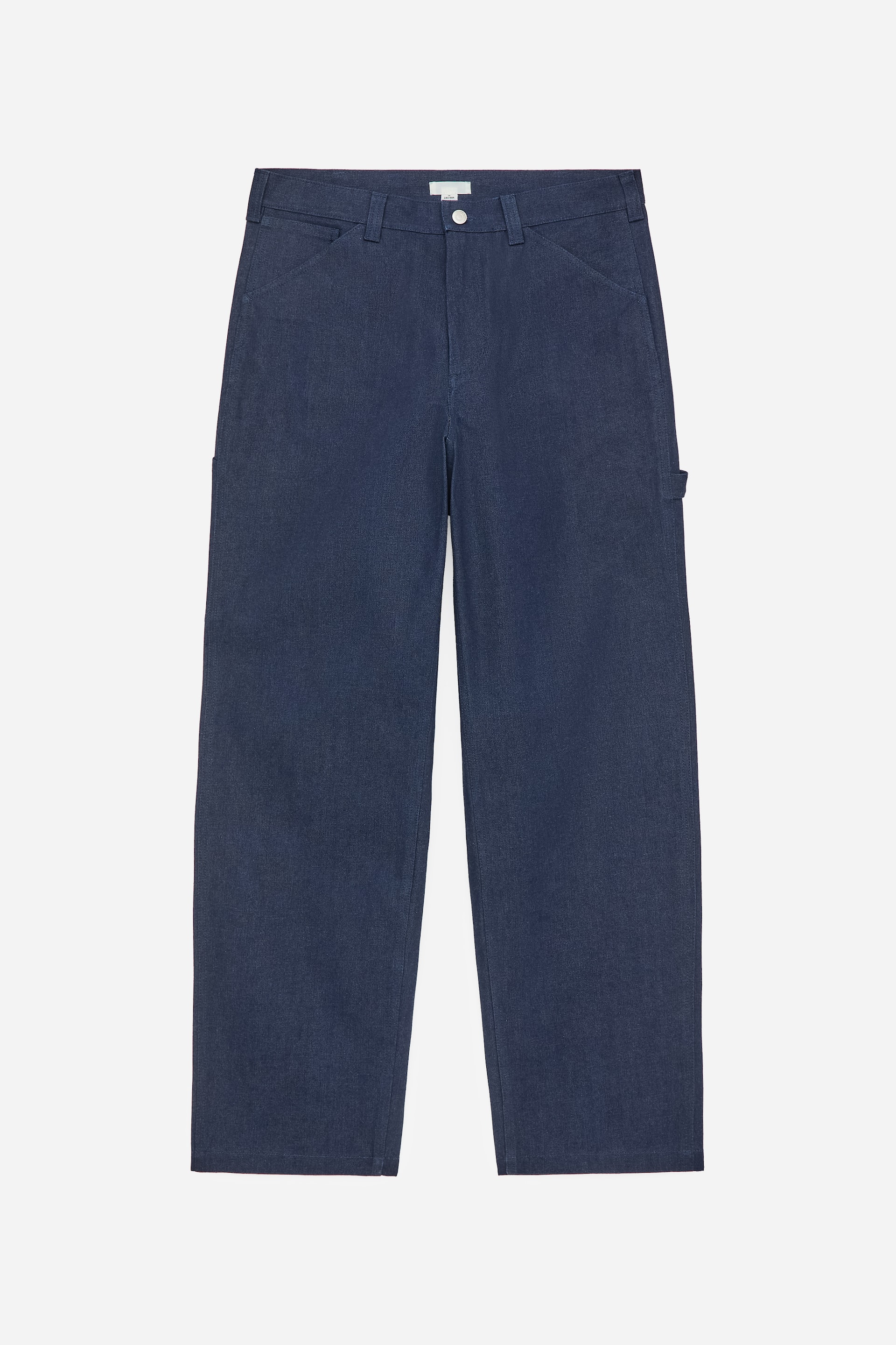 Agrandir l'image: Les pantalons de charpentier bleu foncé sont présentés de face, arborant une silhouette à jambes larges. Ils comprennent une fermeture à boutons, des poches en biais à l'avant et une boucle utilitaire sur la jambe droite.