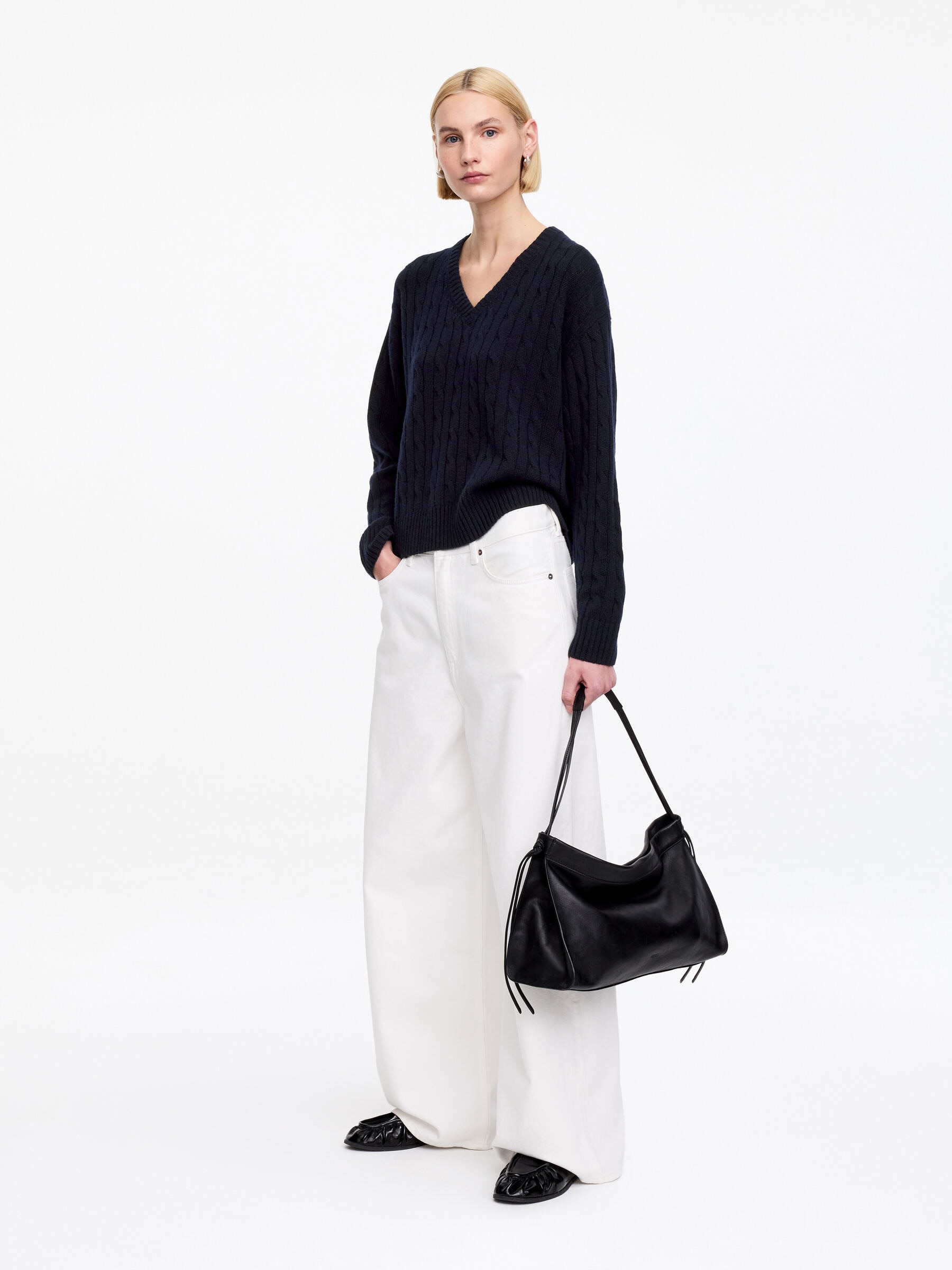 V-ringad tröja i ren kashmir - Mörkblå - Regular fit - Women - StillMedia/Lookbook - 4