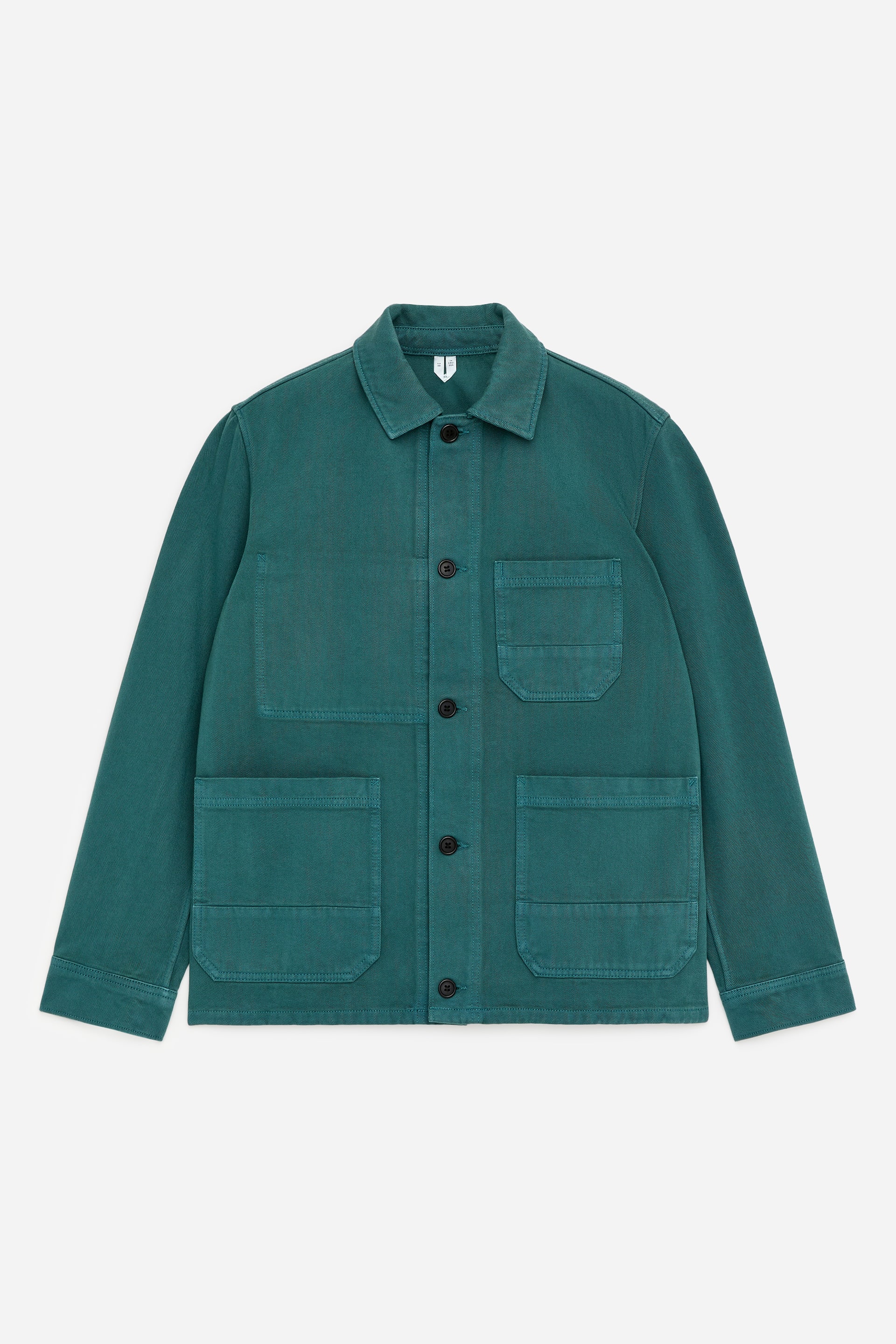 Grotere afbeelding bekijken: Een teal overshirt in geborsteld katoen twill wordt FRONT gepresenteerd, waarbij de licht boxy pasvorm zichtbaar is. Het toont een klassieke puntkraag, een knoopsluiting aan de voorkant met zwarte knopen, een enkele borstzak aan de linkerzijde van de drager, en twee grote voorzakken voor de handen.