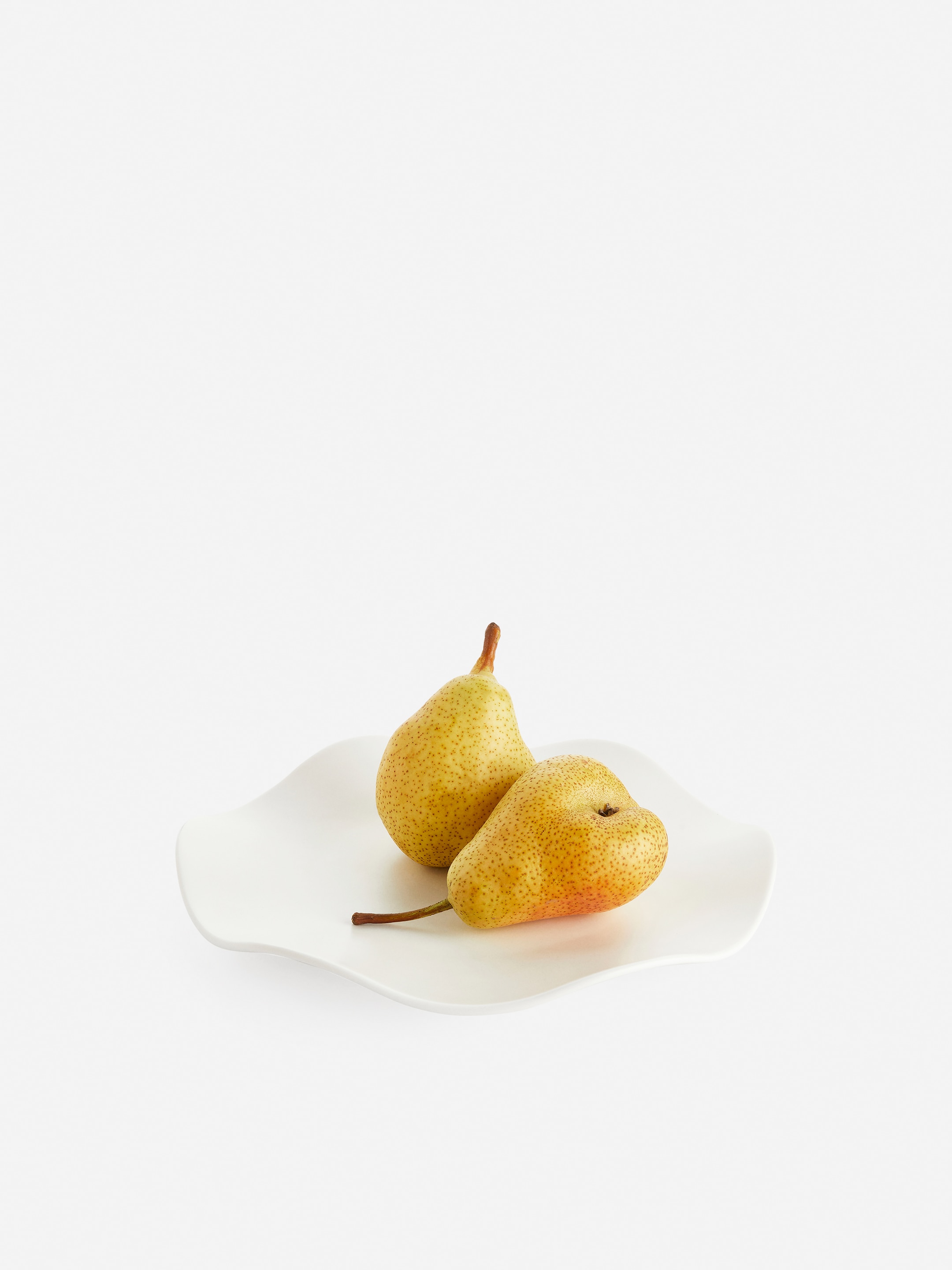 Vågigt fat i stengods 27 cm - Vit - Homeware - StillMedia/DescriptiveStillLife - 1
