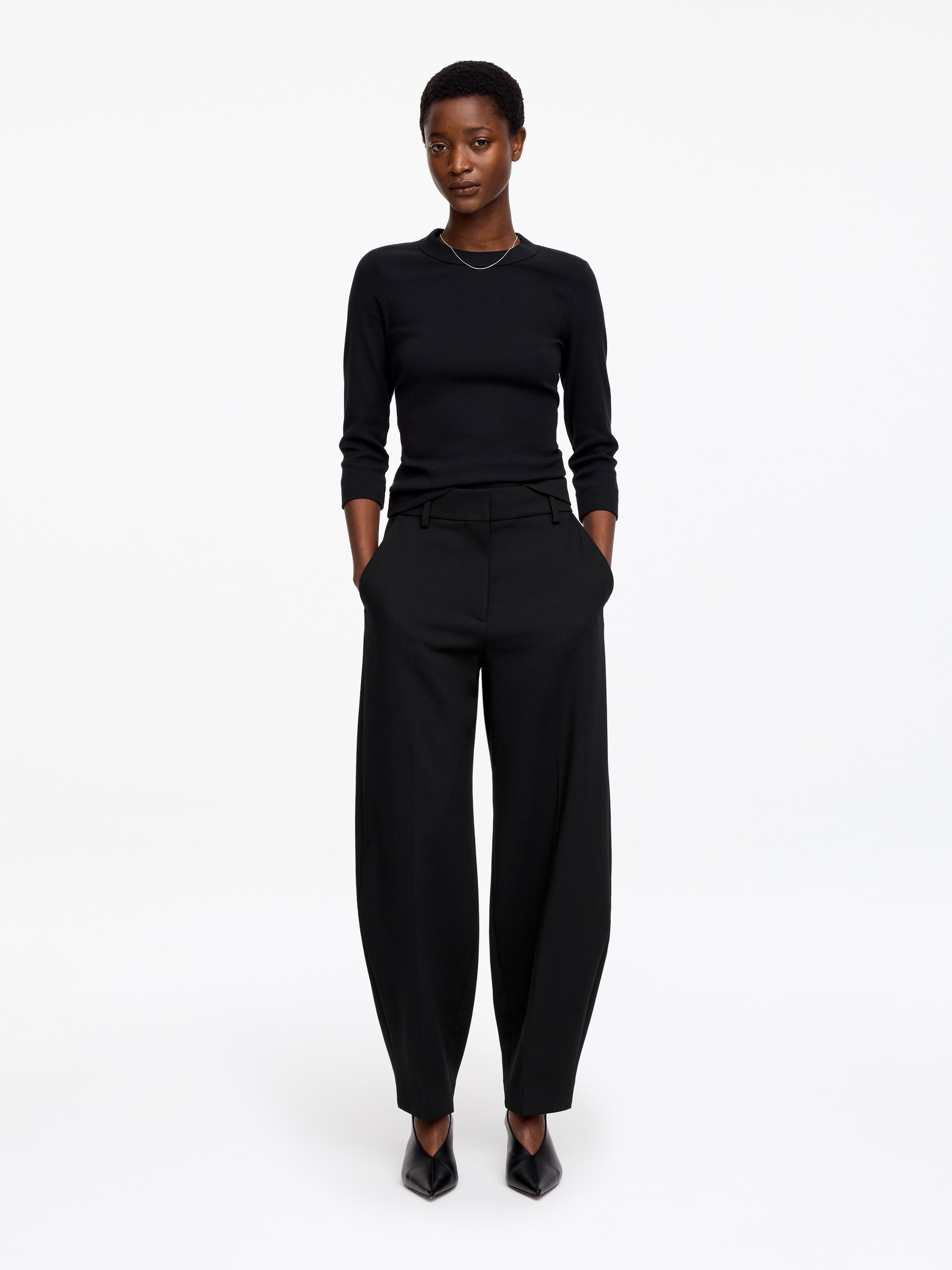 Hose mit Barrel Leg und Reißverschlussdetails - Schwarz