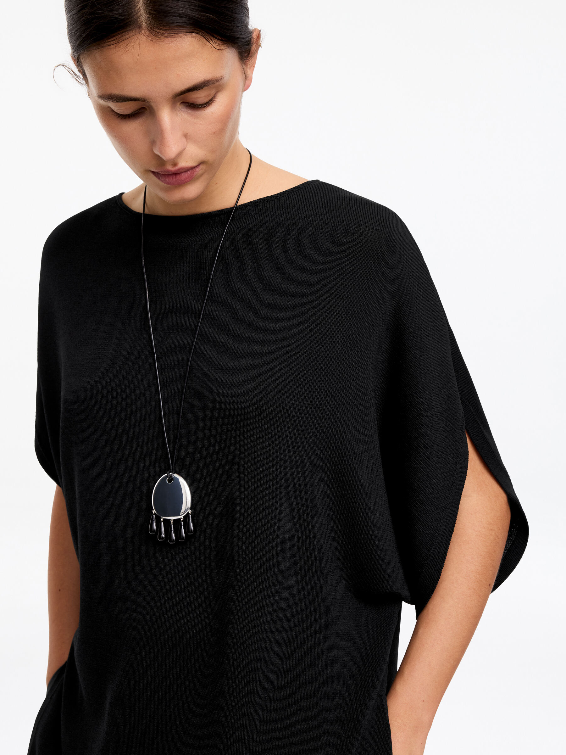 Rounded Hem Top - Black - Loose fit - Women - StillMedia/Lookbook - 2
