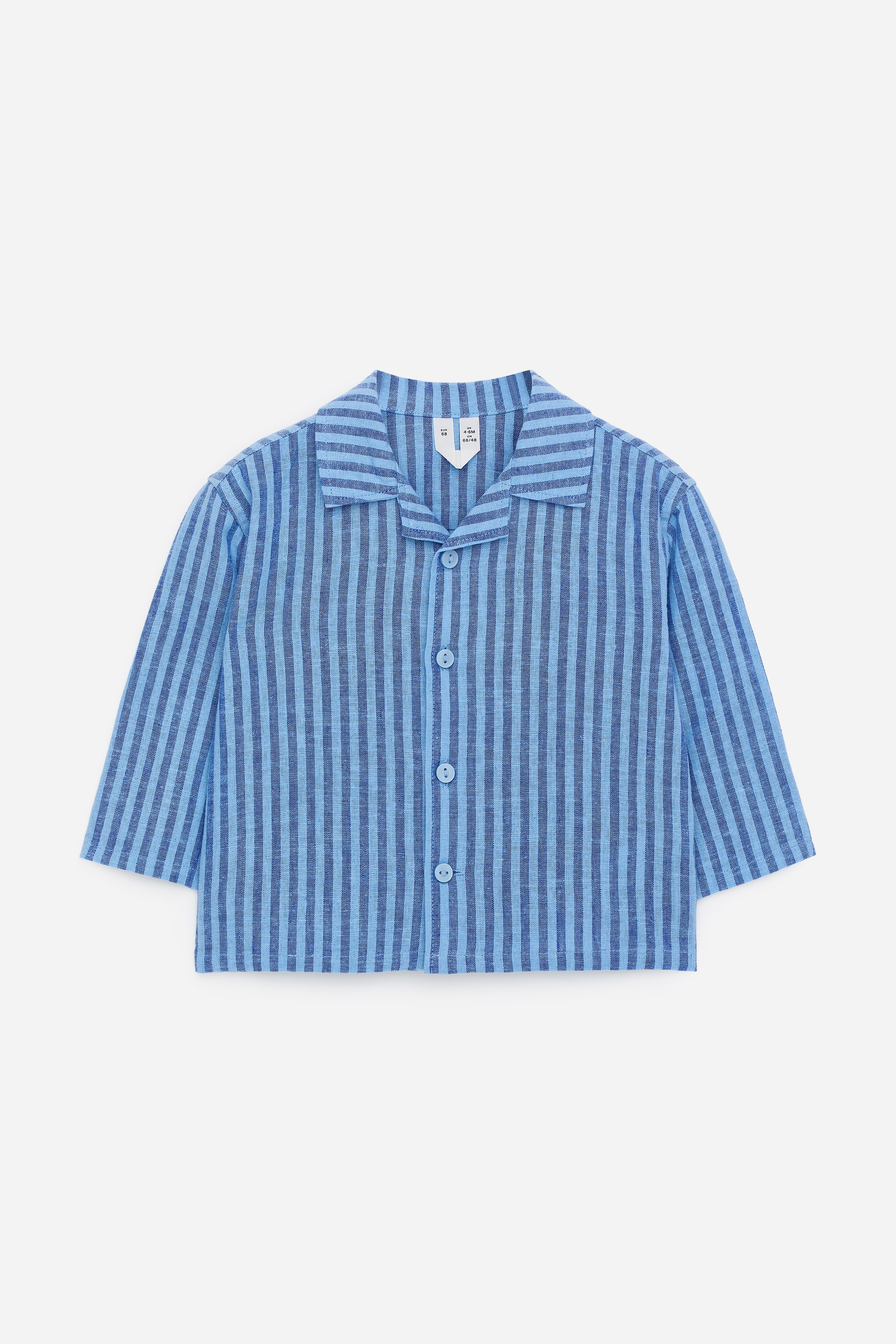 Grotere afbeelding bekijken: Dit blauw gestreepte hemd wordt frontaal gepresenteerd, met afwisselend licht- en donkerblauwe verticale strepen. Het is ontworpen met een reverskraag, een voorste knopenlijst met drie zichtbare blauwe knopen en driekwart mouwen.