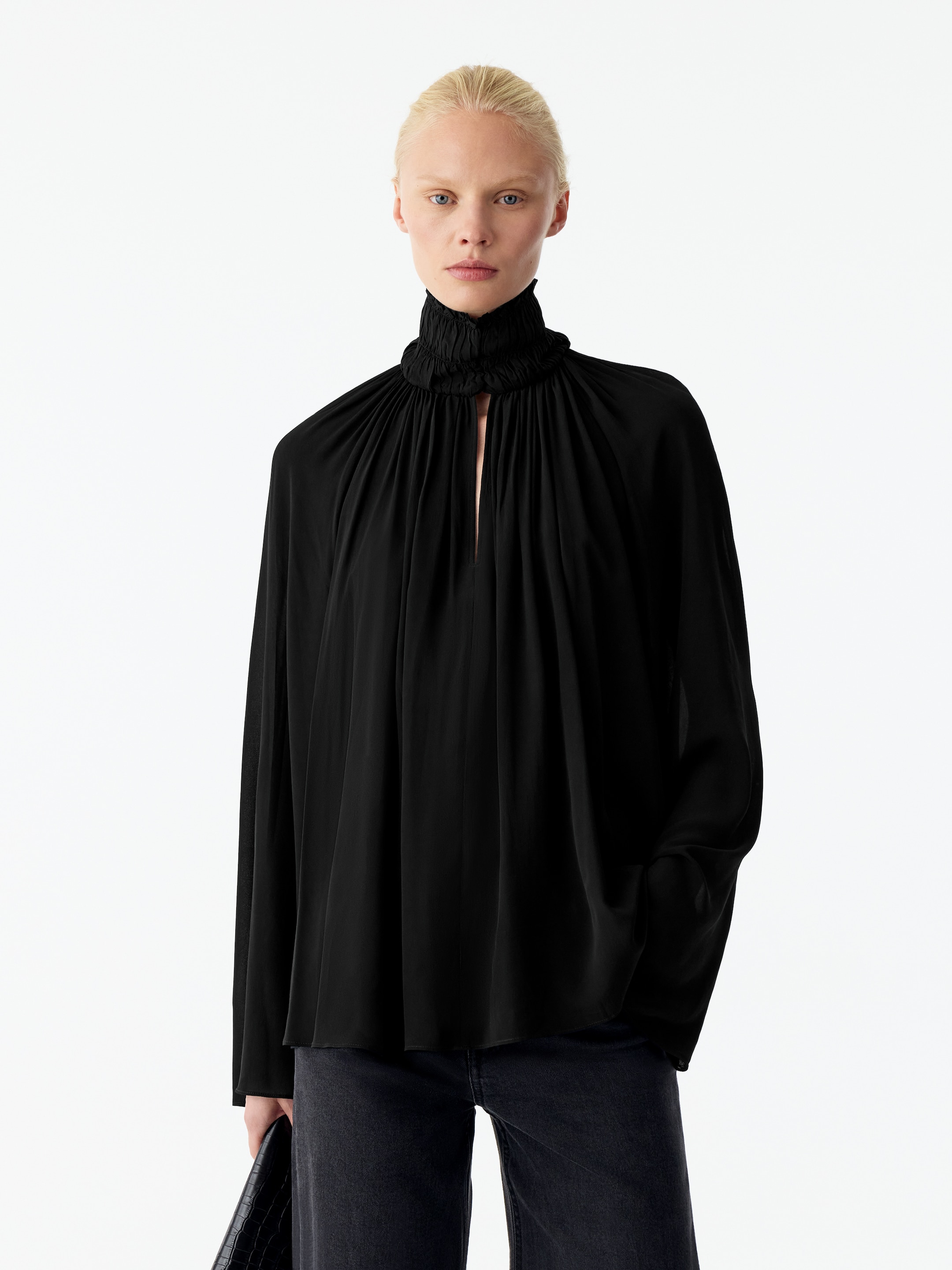 Blusa con collo alto e dettagli a punto smock-Black-21129