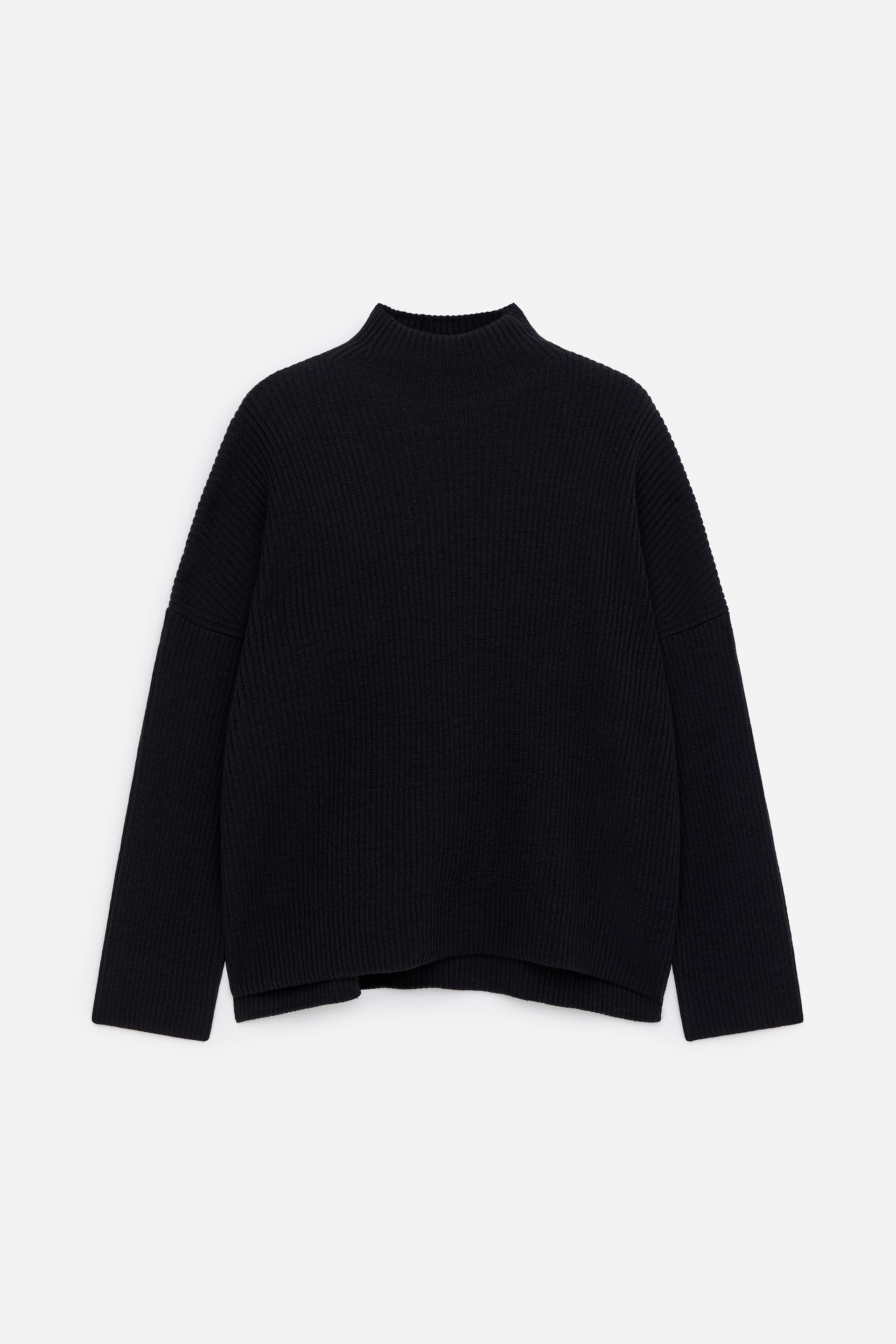 Visualizza immagine più grande: Un maglione lavorato a maglia nero a coste è rivolto verso il davanti, mostrando un colletto a lupetto e maniche lunghe. Presenta un motivo a coste verticali su tutta la superficie e una vestibilità rilassata, terminando con un orlo a coste.