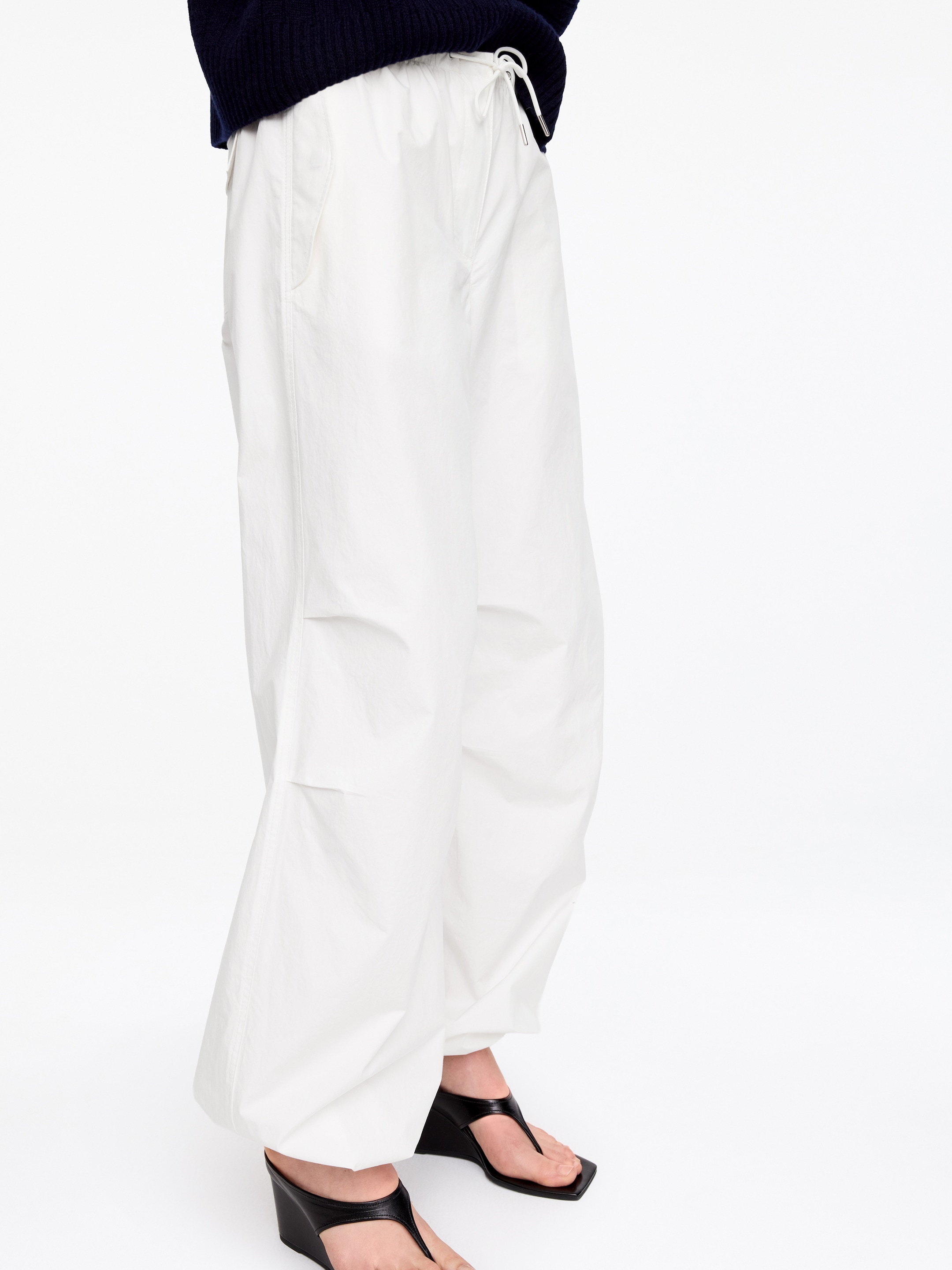 Cotton Pleat-Knee Trousers - White - Relaxed fit - Women - StillMedia/Lookbook - 3