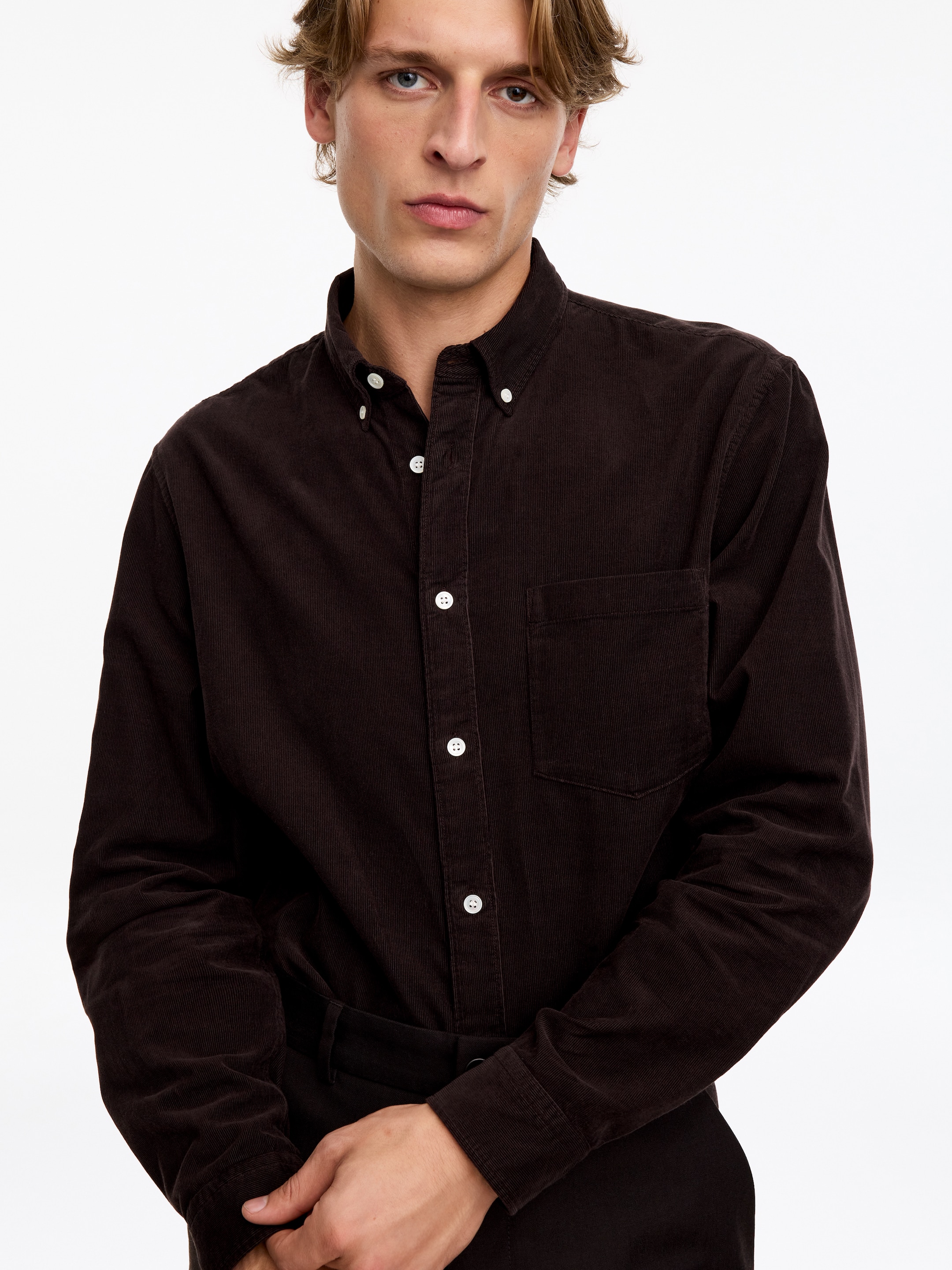 Camicia in cotone a coste sottili - Marrone scuro - Regular fit - men - StillMedia/Lookbook - 4
