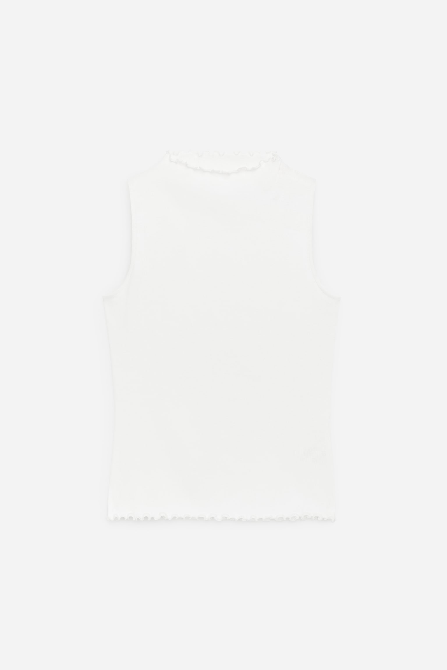 Een witte mouwloze top is frontaal gericht en toont een zichtbare ribgebreide textuur. Hij heeft een opstaande kraag en is afgewerkt met gerimpelde randen langs de halslijn en de zoom.