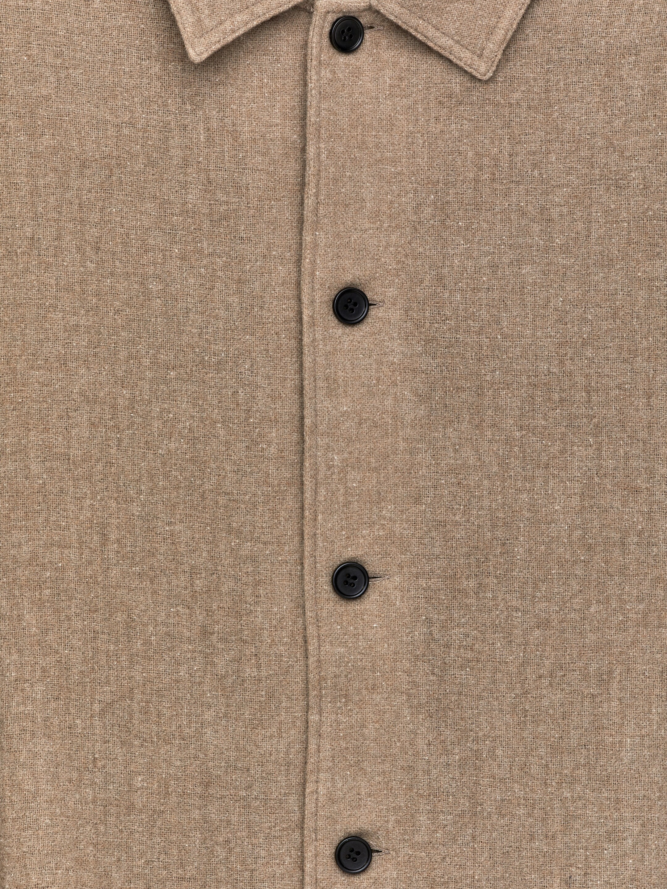 Grotere afbeelding bekijken: Een lichtbruine overshirt wordt van de VOORKANT gepresenteerd, met een normale kraag en een centrale knoopsluiting met zwarte knopen. De wolmixstof vertoont een getextureerd, gespikkeld uiterlijk.