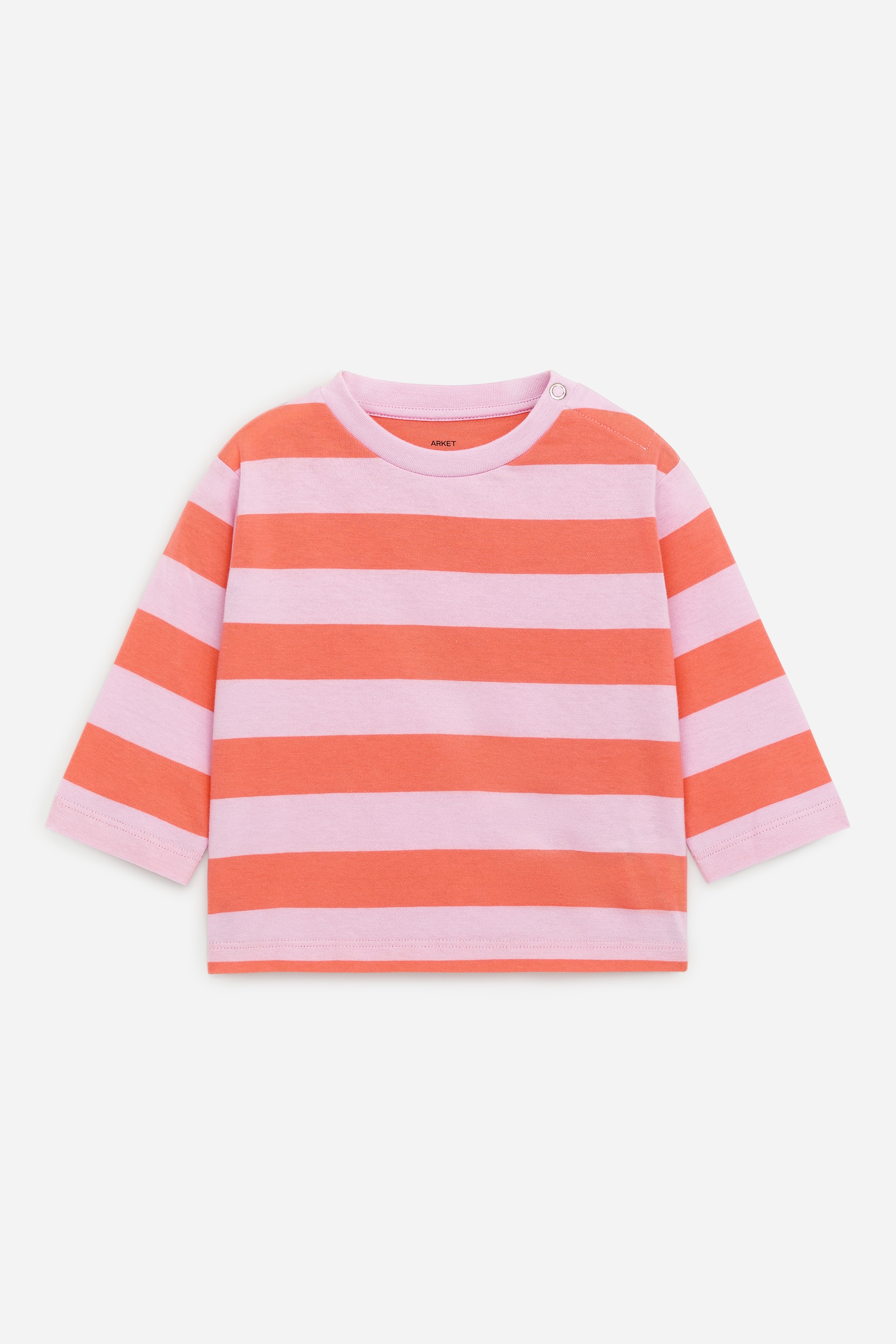Ingrandisci l'immagine: Una maglia a maniche lunghe presenta una vista frontale, caratterizzata da righe orizzontali in rosa chiaro e arancione. È progettata con uno scollo rotondo, una chiusura a bottoni a pressione sulla spalla sinistra e piccoli spacchi sulle cuciture laterali.