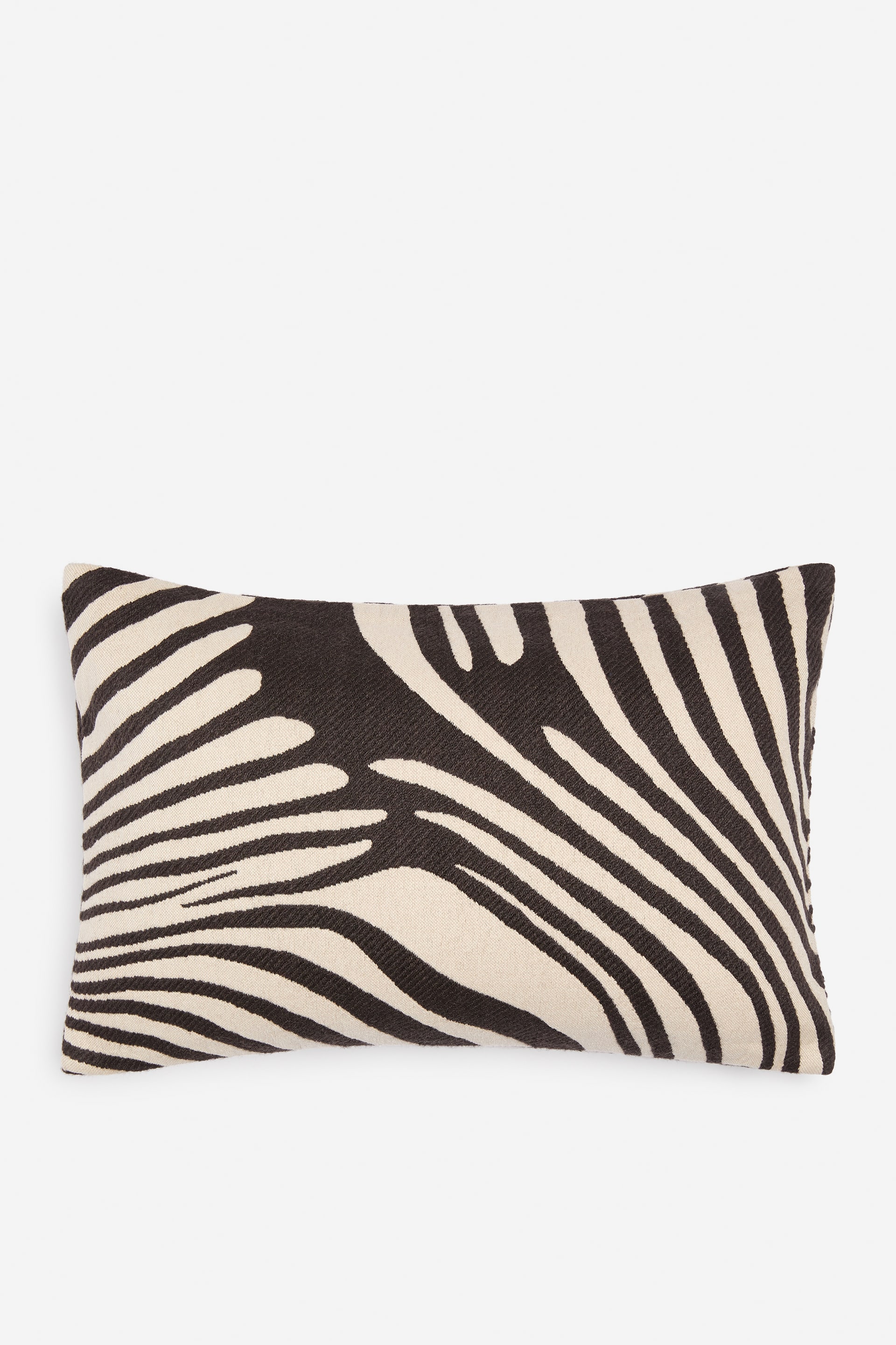 Grotere afbeelding bekijken: Een rechthoekig kussen toont een gestructureerd zwart-en-offwhite zebraprintpatroon.
