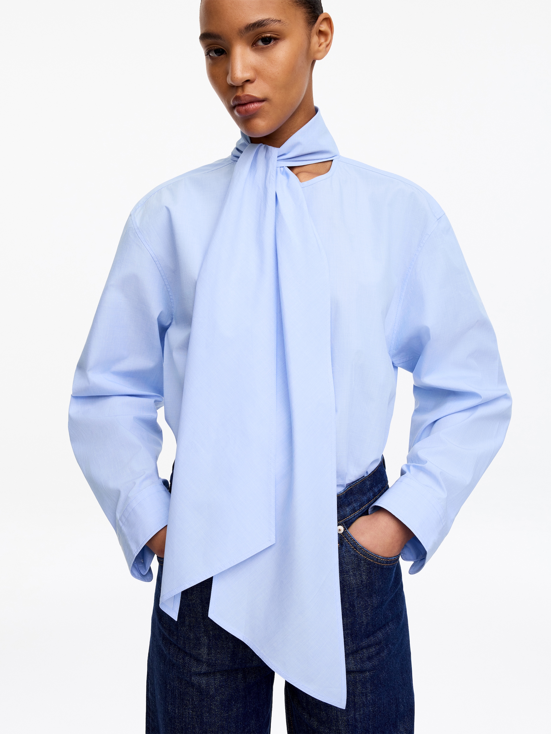 Bluse aus Pima-Baumwolle mit Schleife - Hellblau - Regular Fit - Women - StillMedia/Lookbook - 5