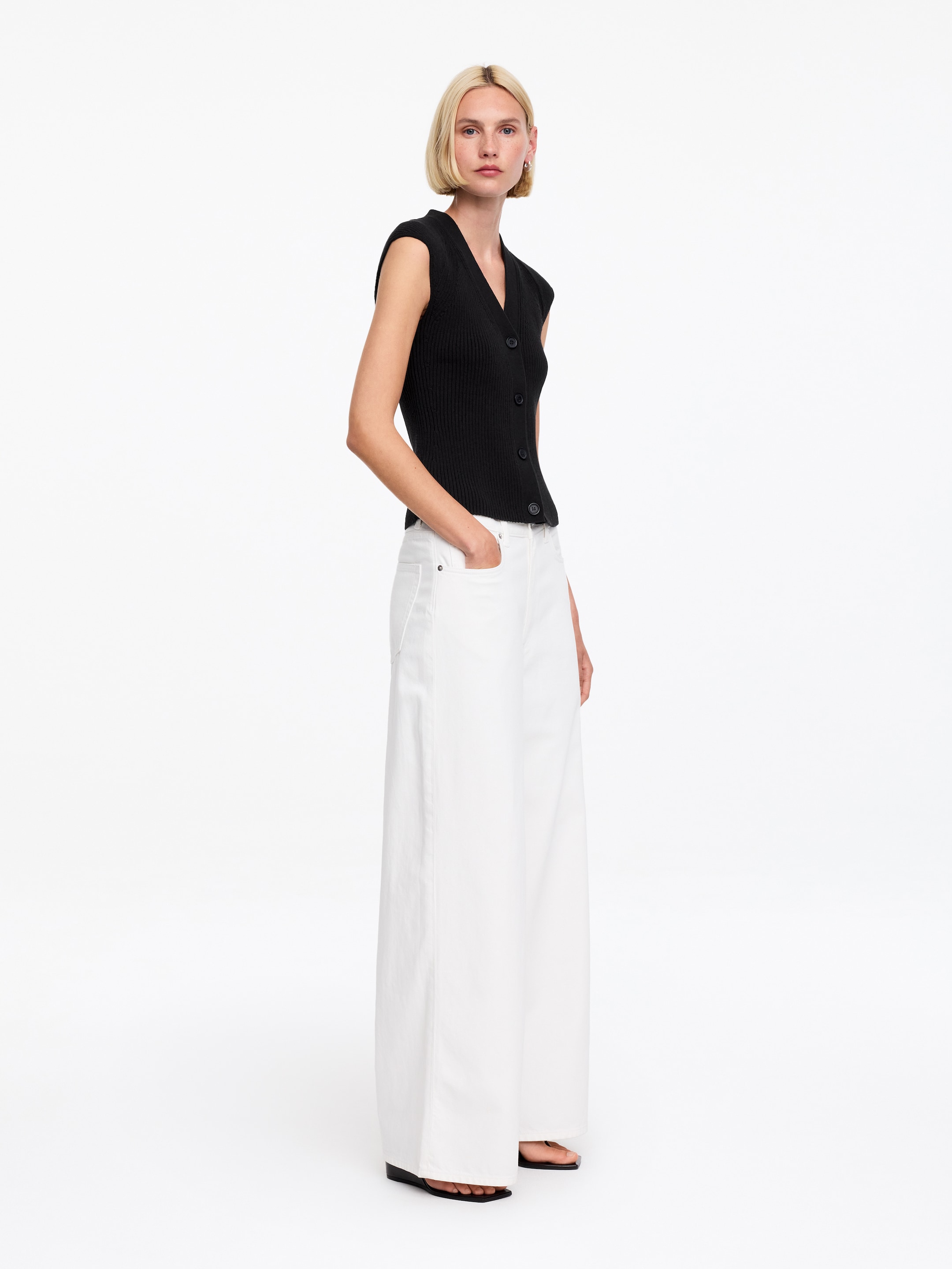 Knitted Sleeveless Top - Black - Regular fit - Women - StillMedia/Lookbook - 9