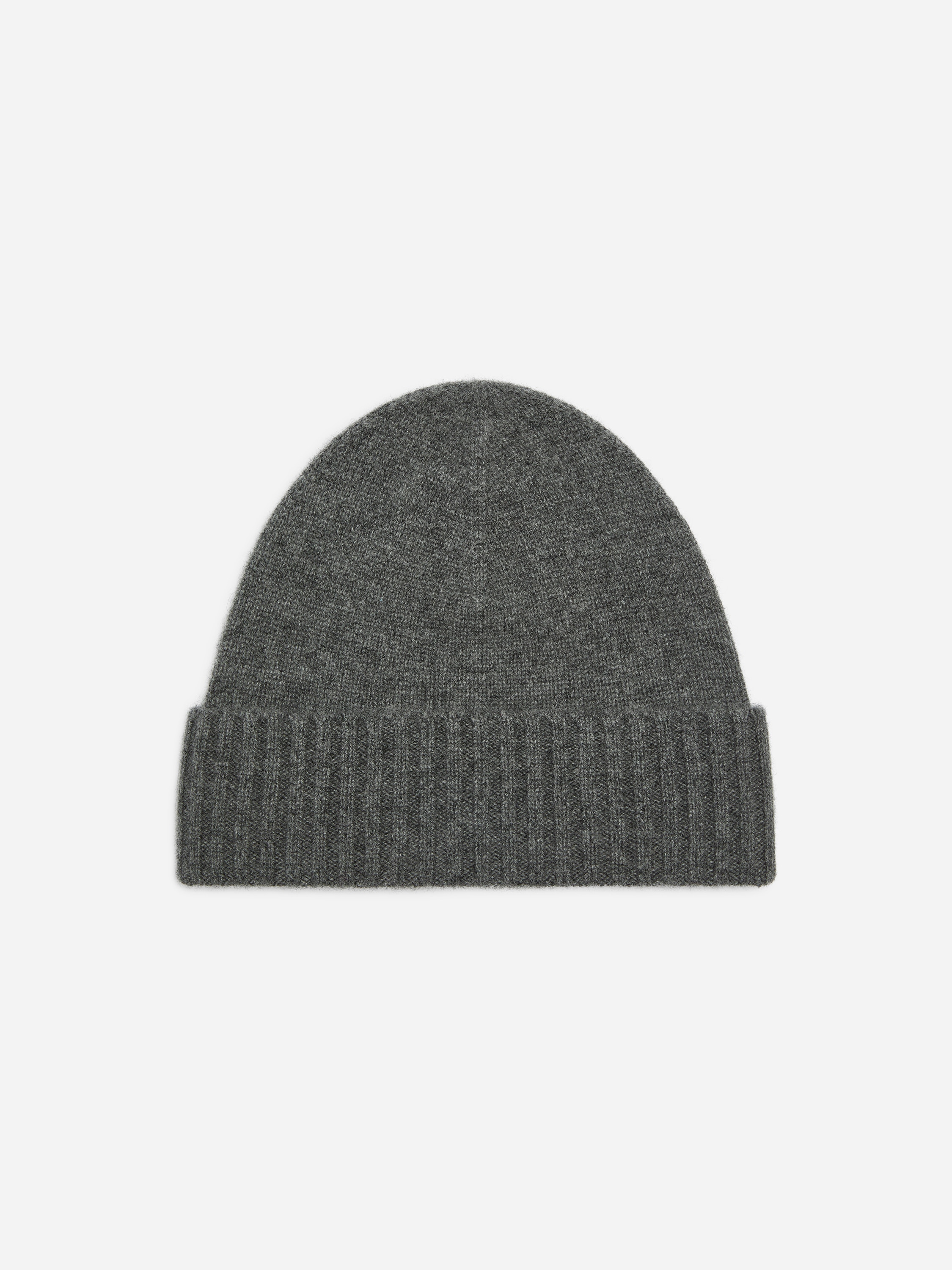 Een grijze gebreide beanie wordt gedragen in zijaanzicht, waarbij de nauwsluitende vorm en de zachte, fijngebreide textuur tot hun recht komen. Het ontwerp heeft een gladde bovenkant in contrast met een brede, enkellaags omgeslagen ribboord.