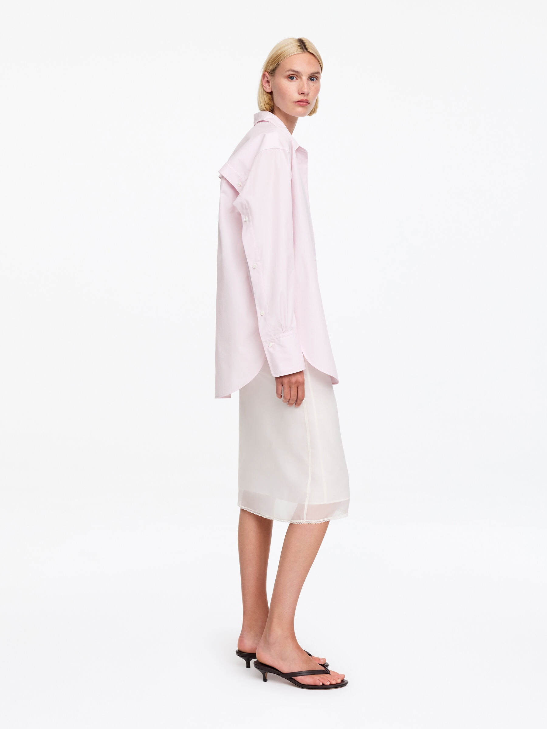 ARKET and Laila Gohar | Skjorta i bomullspoplin - Ljusrosa - Loose fit - Women - StillMedia/Lookbook - 5