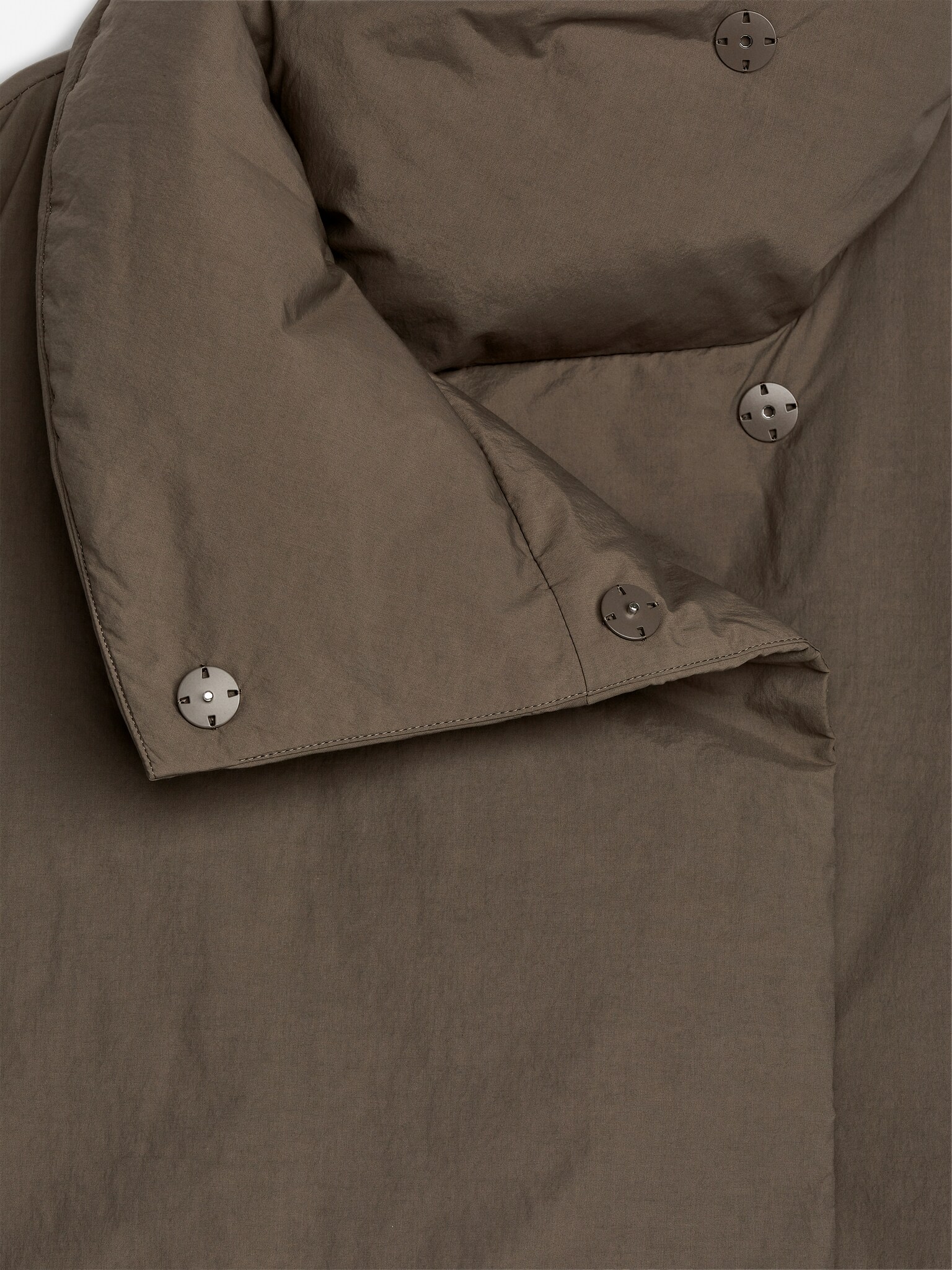 Upcycled Down™ Jacke mit hohem Kragen - Dunkles Graubraun/Dunkelbraun/Schwarz - 4