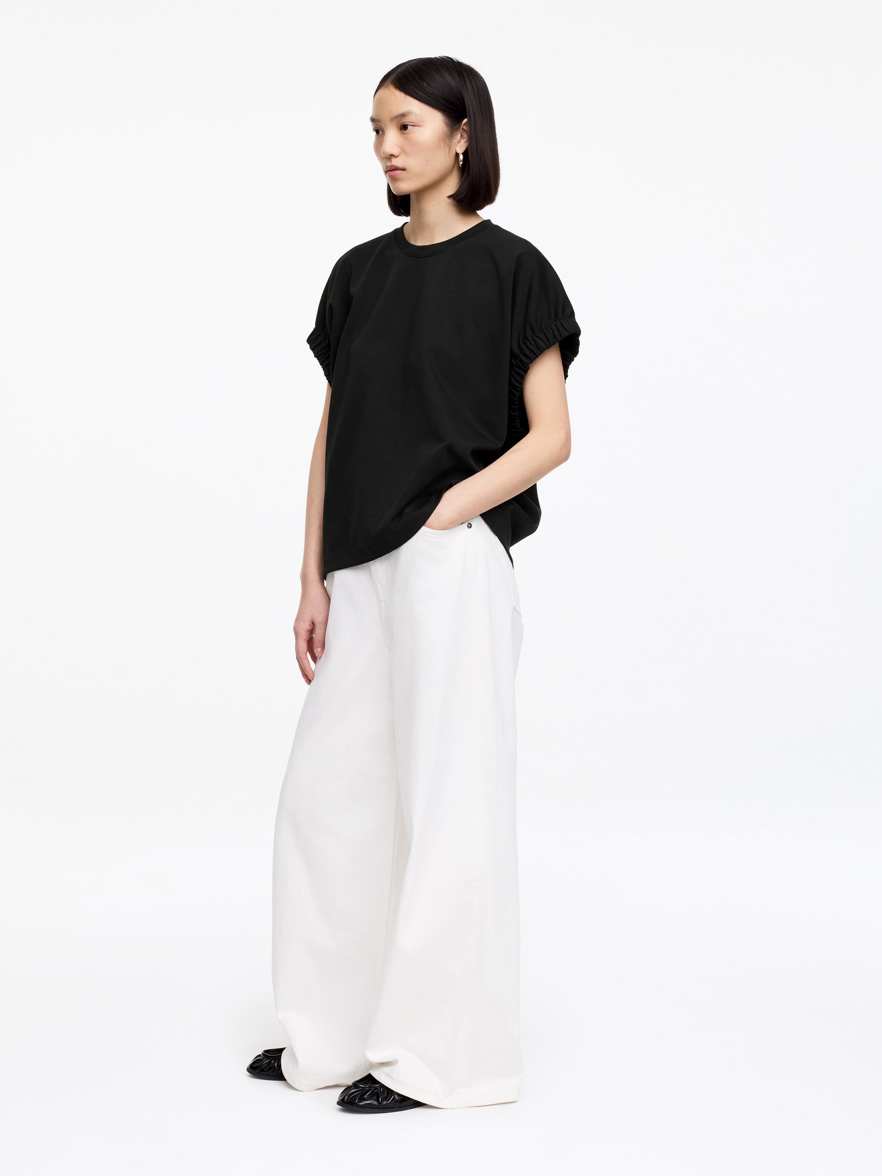 Gathered-Sleeve T-Shirt - Black - Regular fit - Women - StillMedia/Lookbook - 6
