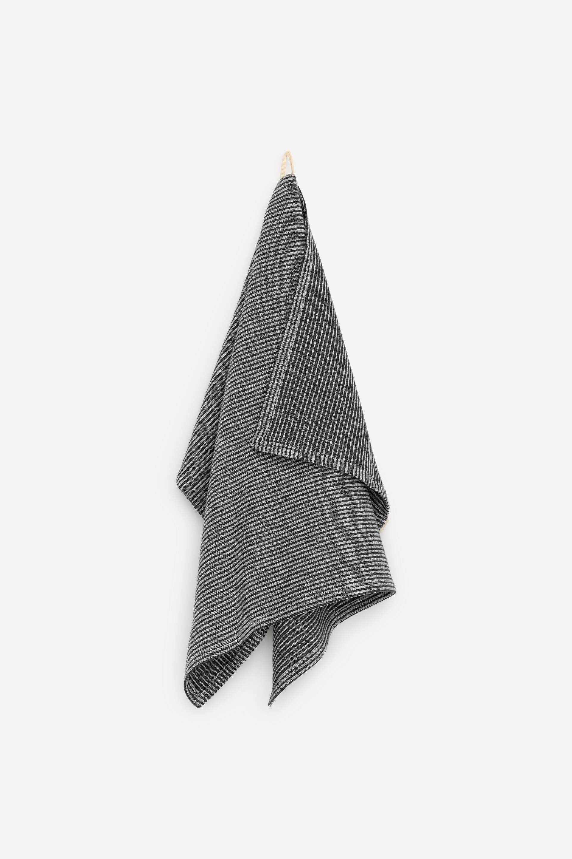 Ver imagen más grande: Un paño de cocina cuelga doblado de una clavija de madera, mostrando un patrón de franjas tejidas alternas en gris claro y oscuro.