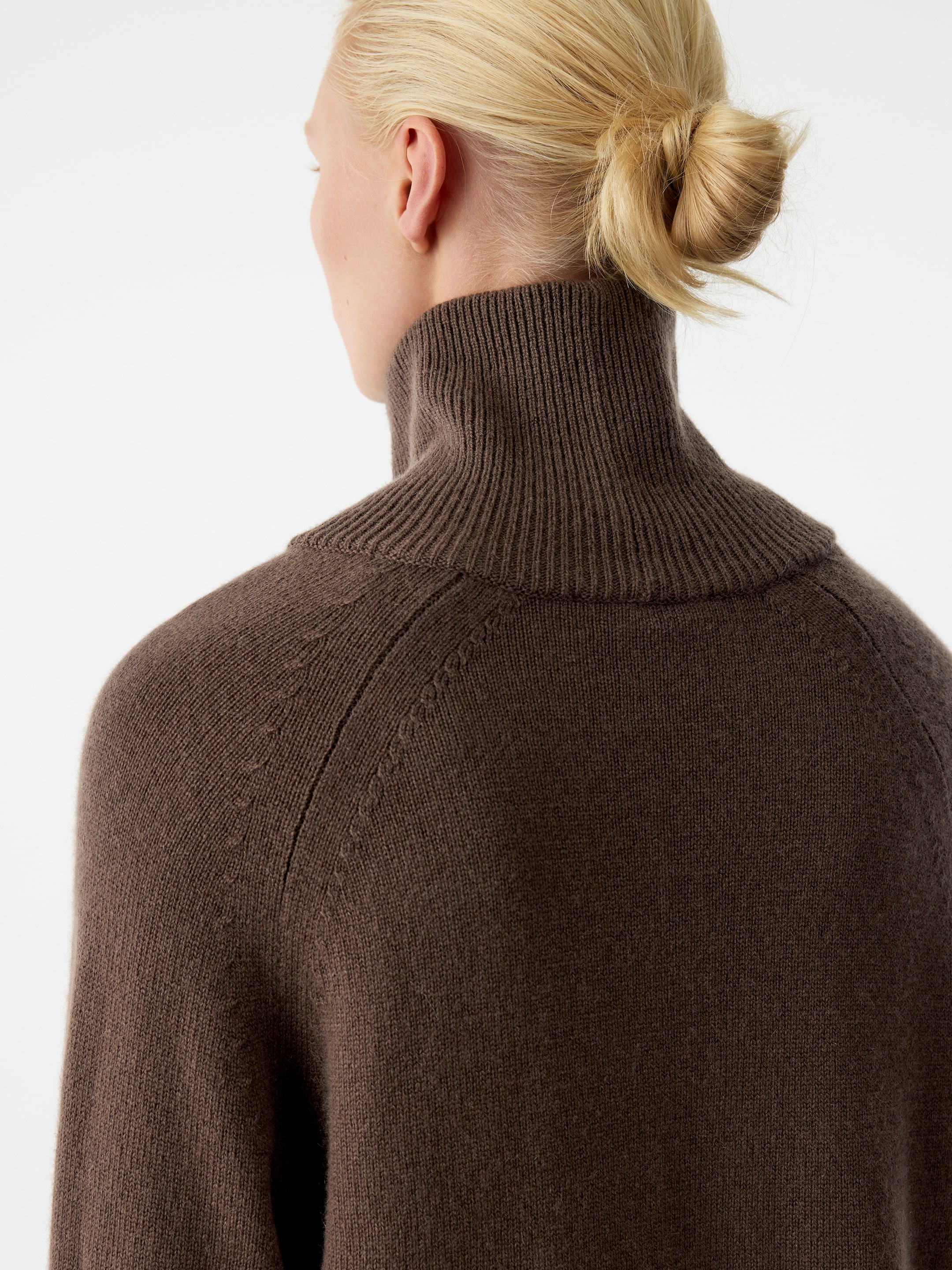 Pure Cashmere Roll-Neck Jumper - Dark Mole - Loose fit - women - StillMedia/Lookbook - 6
