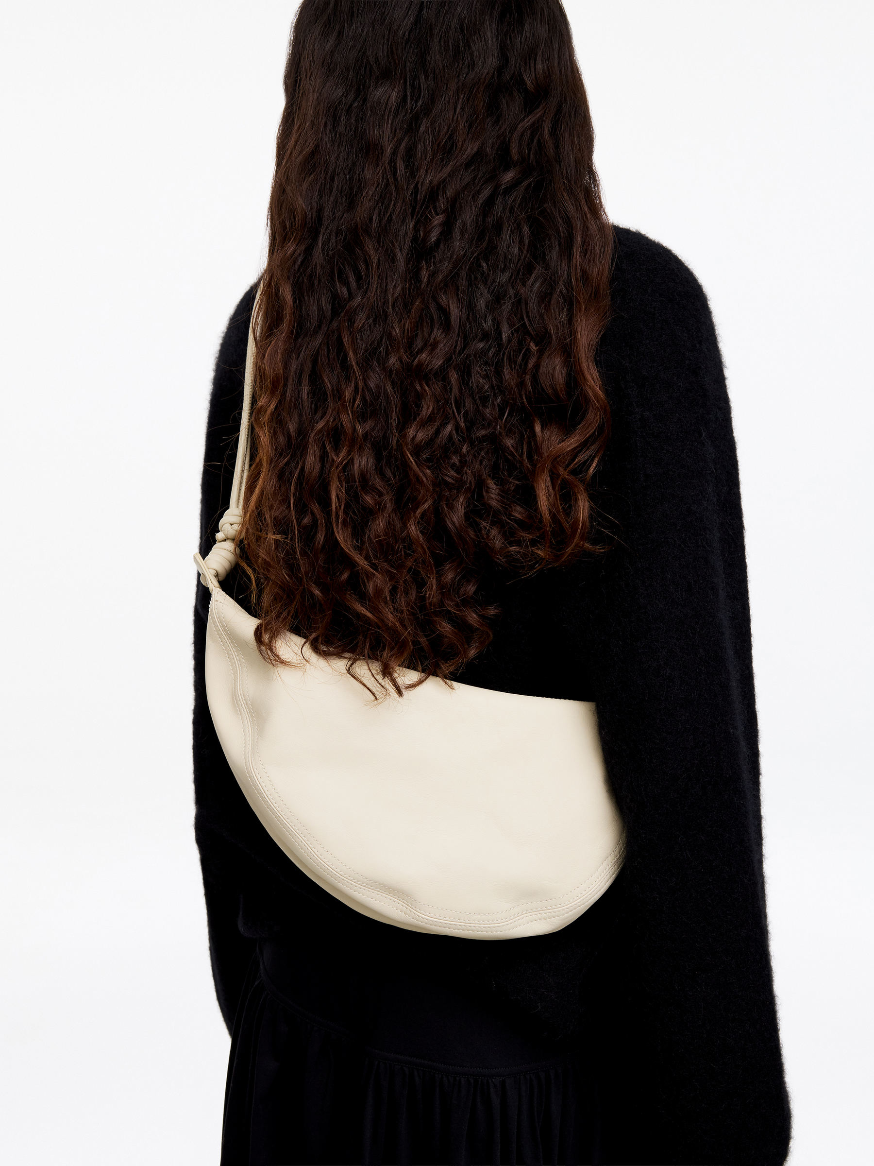 Halbmondförmige Ledertasche - Beige - Damen - StillMedia/Lookbook - 6