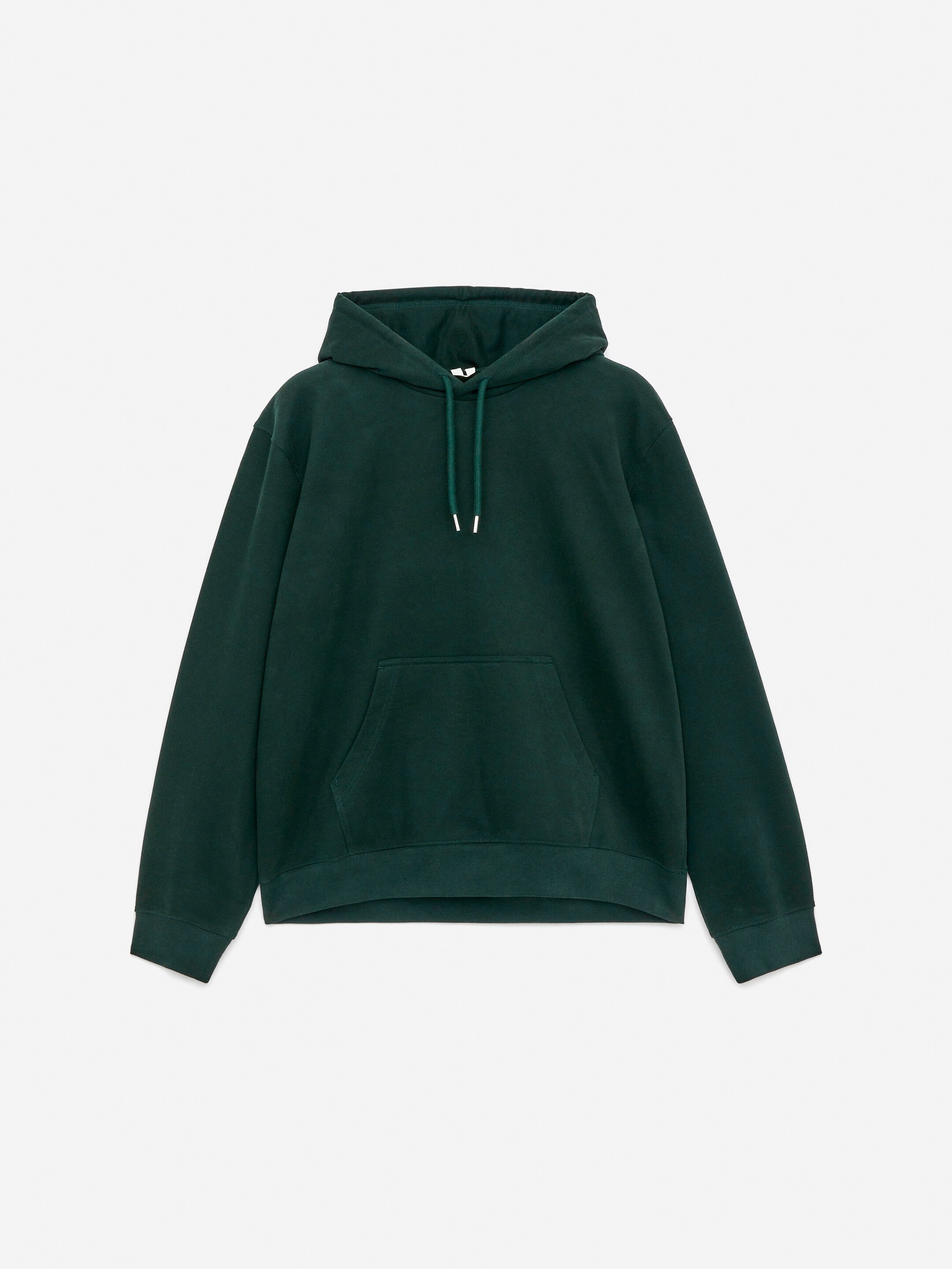 Ver imagem maior: A parte da frente de uma sweatshirt com capuz verde escuro está a ser exibida, apresentando um capuz com cordões a condizer e ponteiras de cor prateada, um bolso canguru à frente e punhos e bainha canelados.