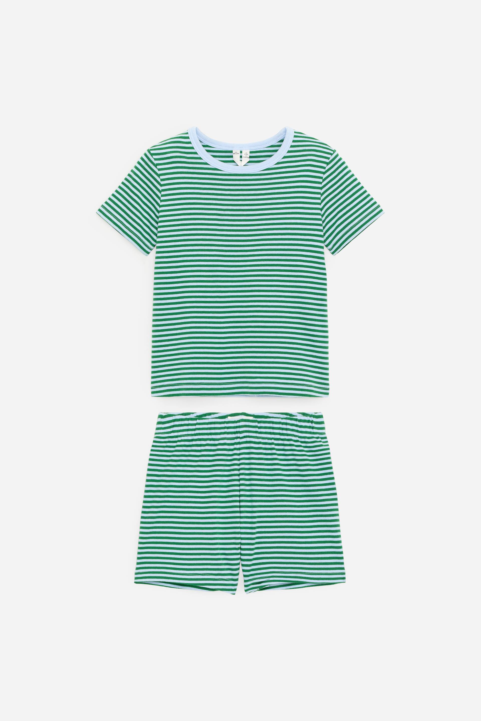 Größeres Bild ansehen: Ein nach vorne gerichtetes Pyjama-Set wird präsentiert, bestehend aus einem kurzärmeligen T-Shirt und passenden Shorts, die mit grünen und weißen horizontalen Streifen gemustert sind und eine dezente Rippstruktur aufweisen. Das T-Shirt ist mit einem hellblauen, gerippten Rundhalsausschnitt gestaltet, und die Shorts verfügen über einen elastischen Bund.