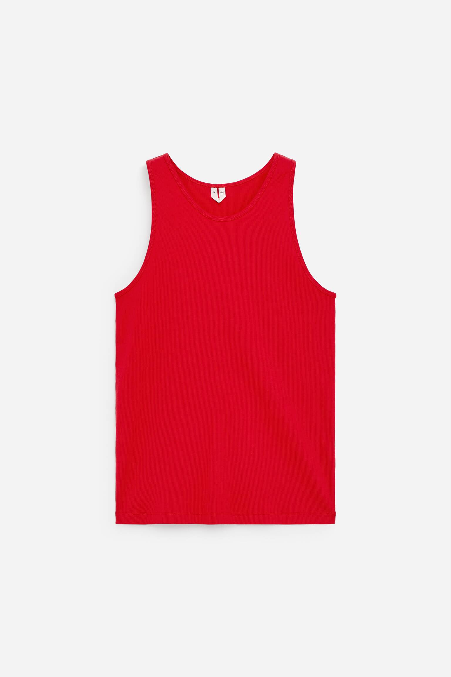 Een rood geribd tanktop toont zijn vooraanzicht. Het heeft een ronde halslijn en brede armsgaten, met een opvallende verticale geribde textuur die zichtbaar is door de hele stof.