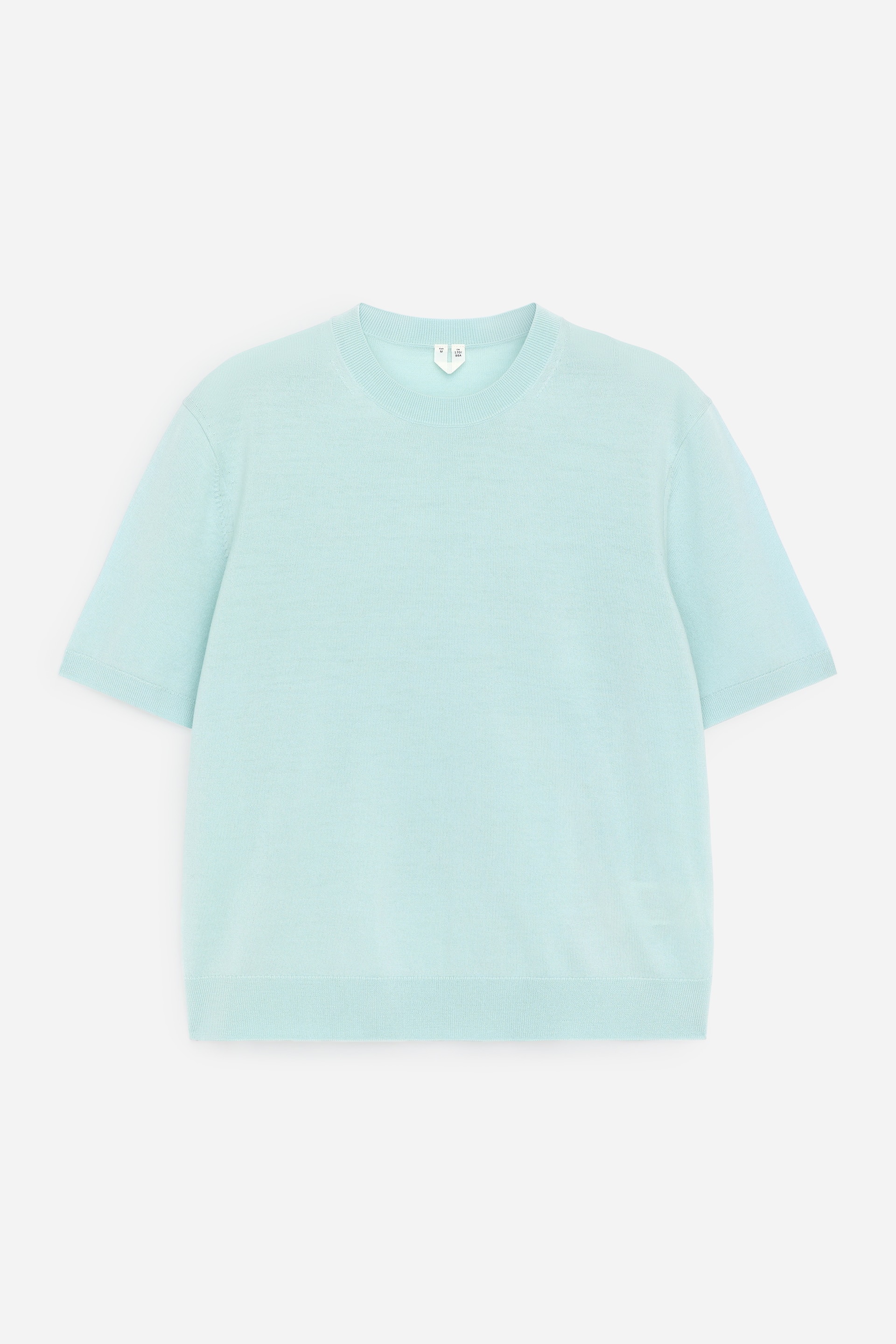 Agrandir l'image: Un pull bleu clair à manches courtes en maille unie est présenté de FACE. Il est doté de finitions côtelées sur son col rond, ses poignets de manches courtes et son ourlet droit.