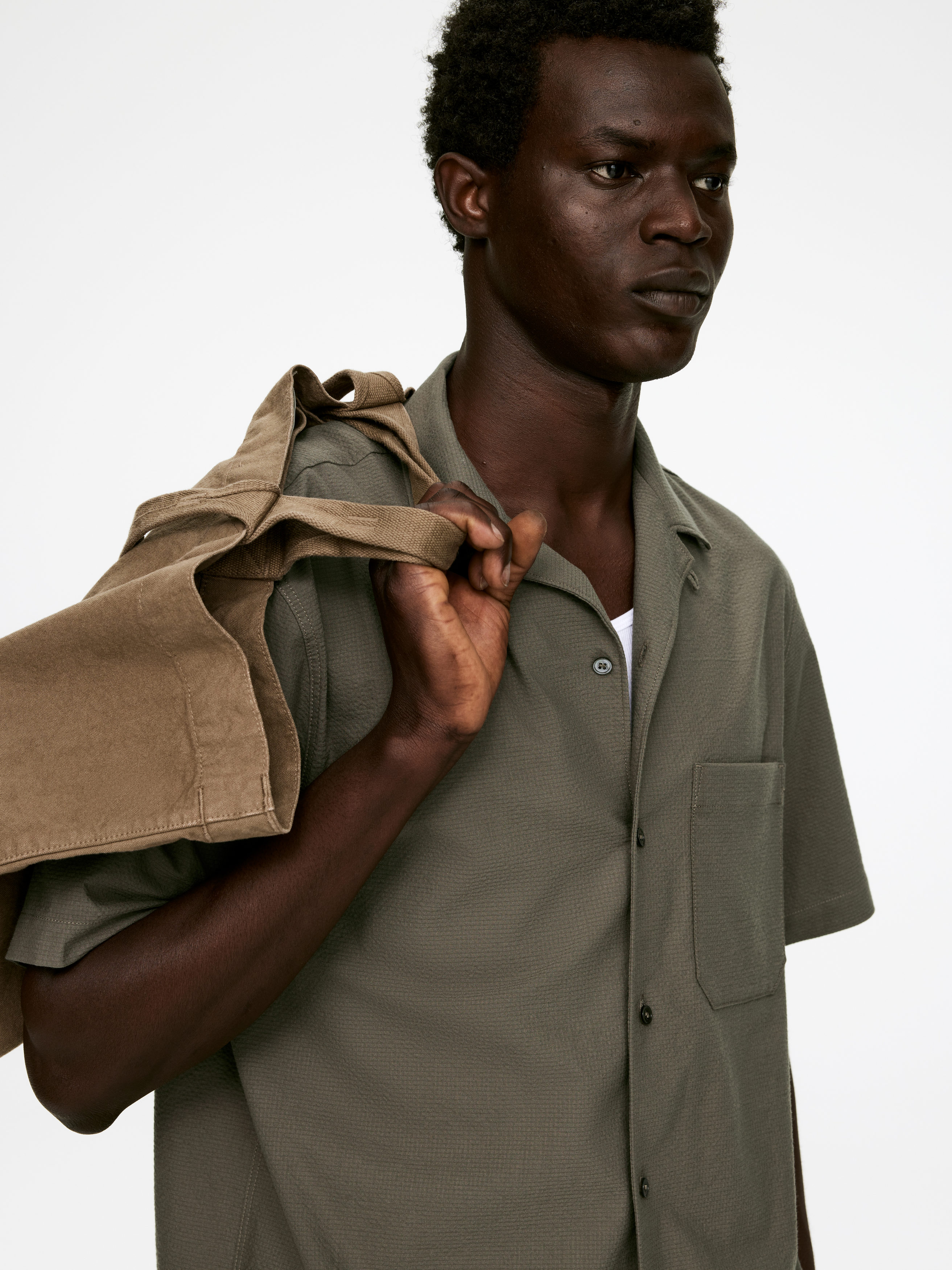 Chemise en seersucker à col cubain - Taupe - Homme - StillMedia/Lookbook - 4