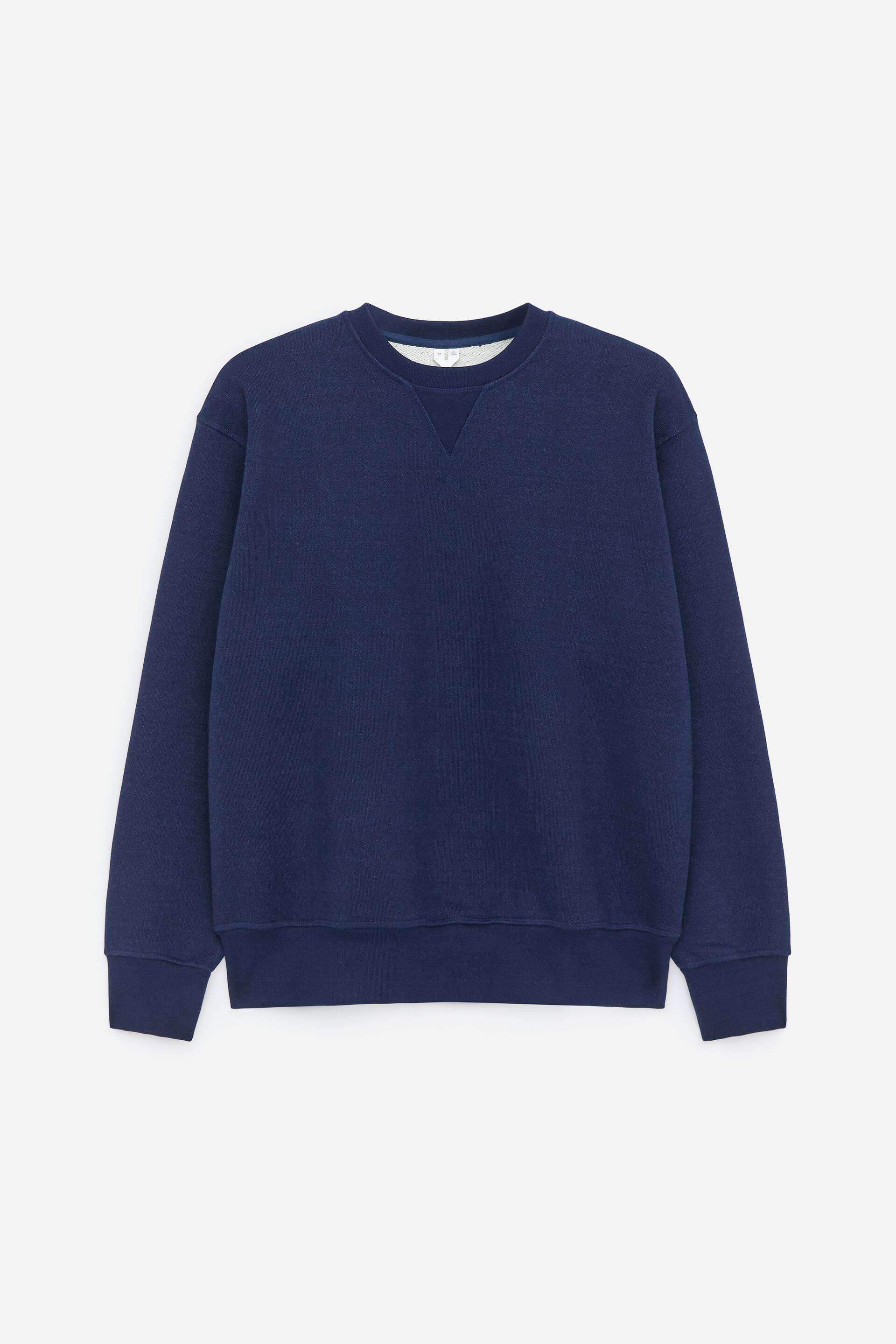 Grösseres Bild ansehen: Ein marineblaues Sweatshirt wird von VORNE präsentiert, mit einem Rundhalsausschnitt mit V-Stich-Einsatz, langen Ärmeln mit gerippten Bündchen und einem gerippten Saum.