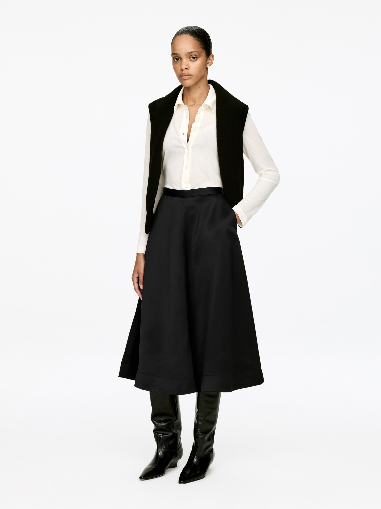 Rundskåret satin-nederdel - Sort - 1