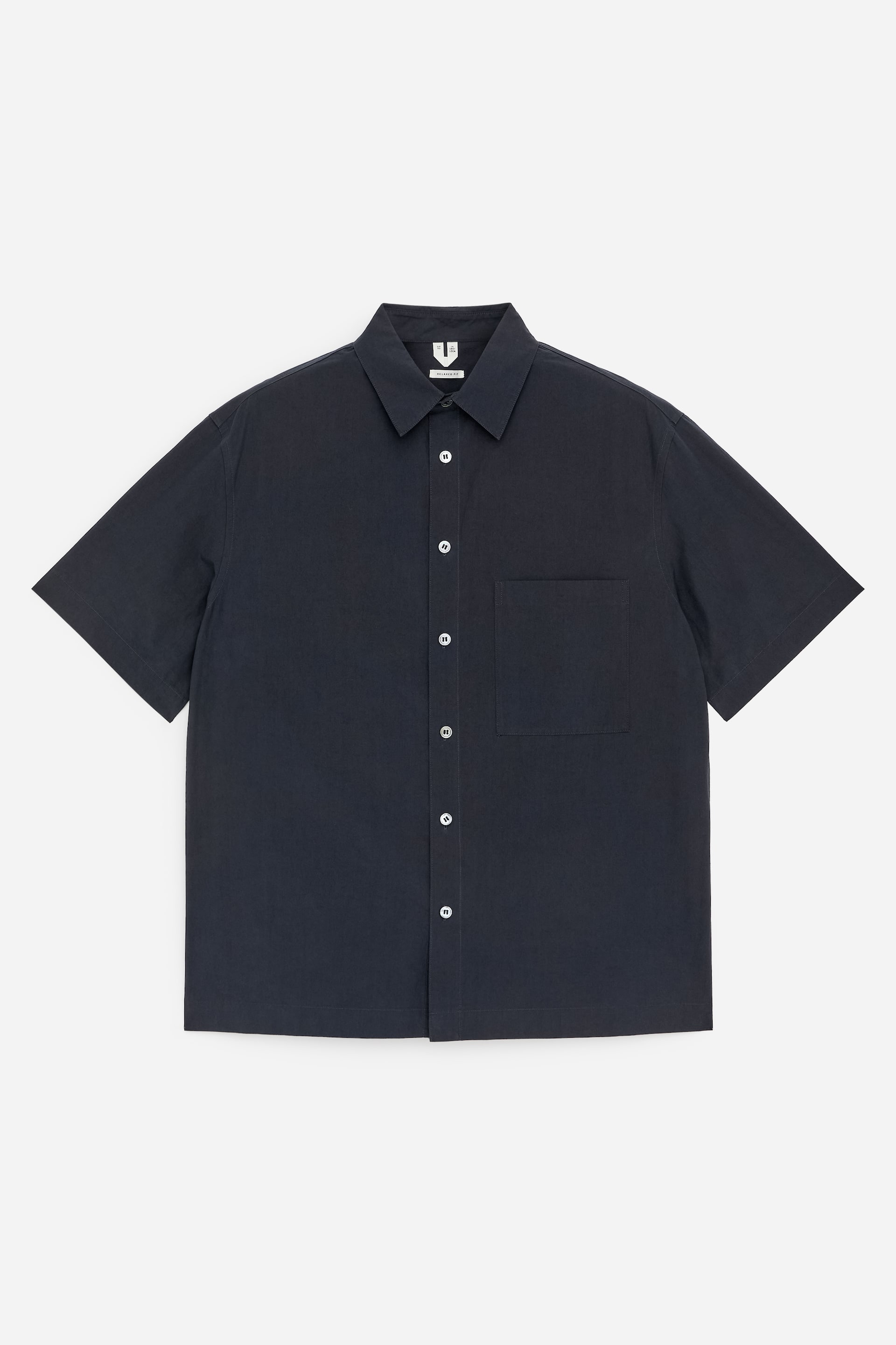 Ver imagem maior: Uma camisa de manga curta em azul marinho escuro está virada para a frente. Apresenta uma gola aberta, uma carcela de botões completa com botões de cor clara e um bolso de chapa no peito esquerdo.