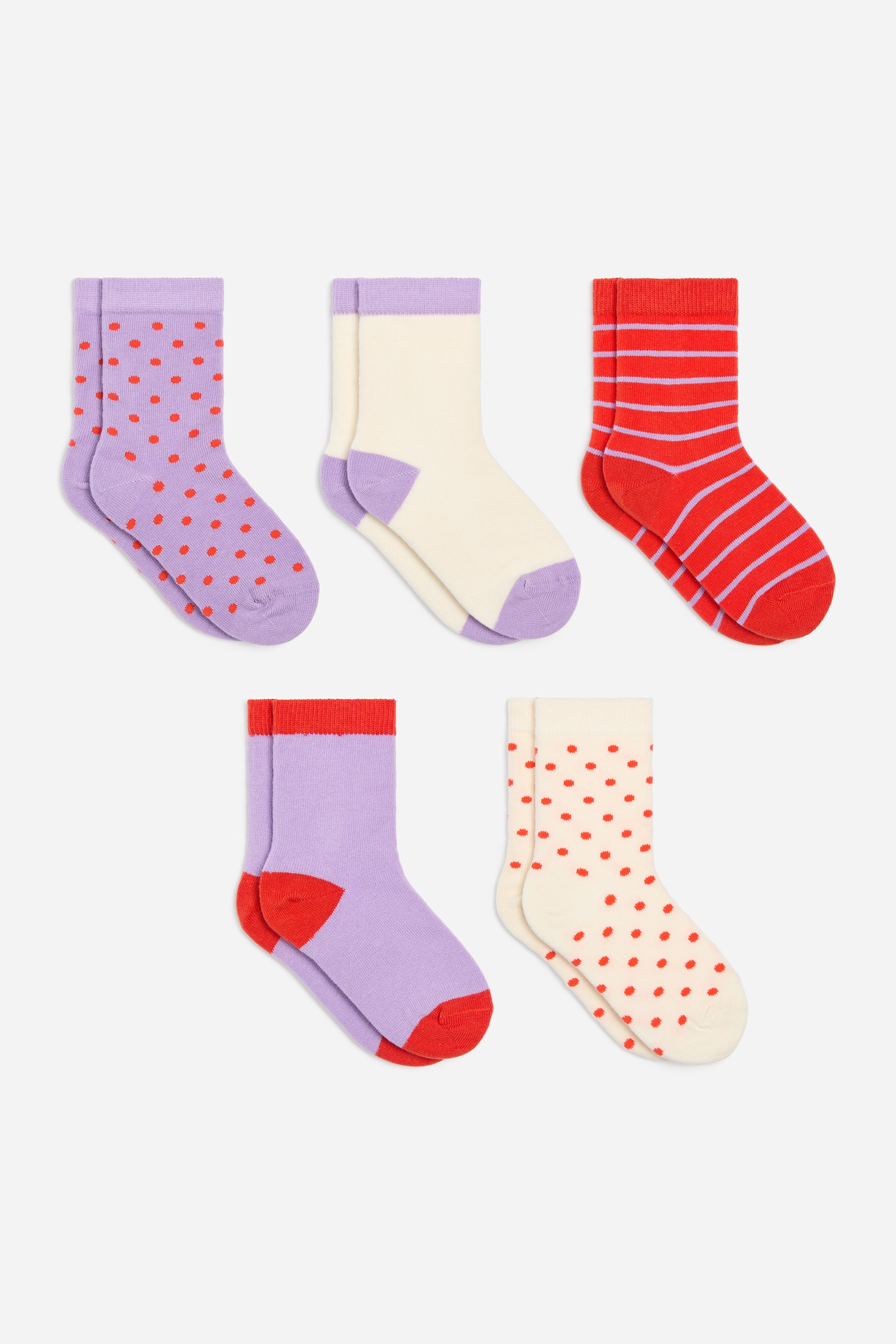 Agrandir l'image: Un lot de cinq paires de chaussettes en maille est disposé à plat en deux rangées, présentant un mélange de coloris rouge, violet et crème. La collection comprend deux paires à pois, une paire rayée et deux paires bicolores, toutes dotées de bords côtelés, de talons bien définis et de pointes arrondies.
