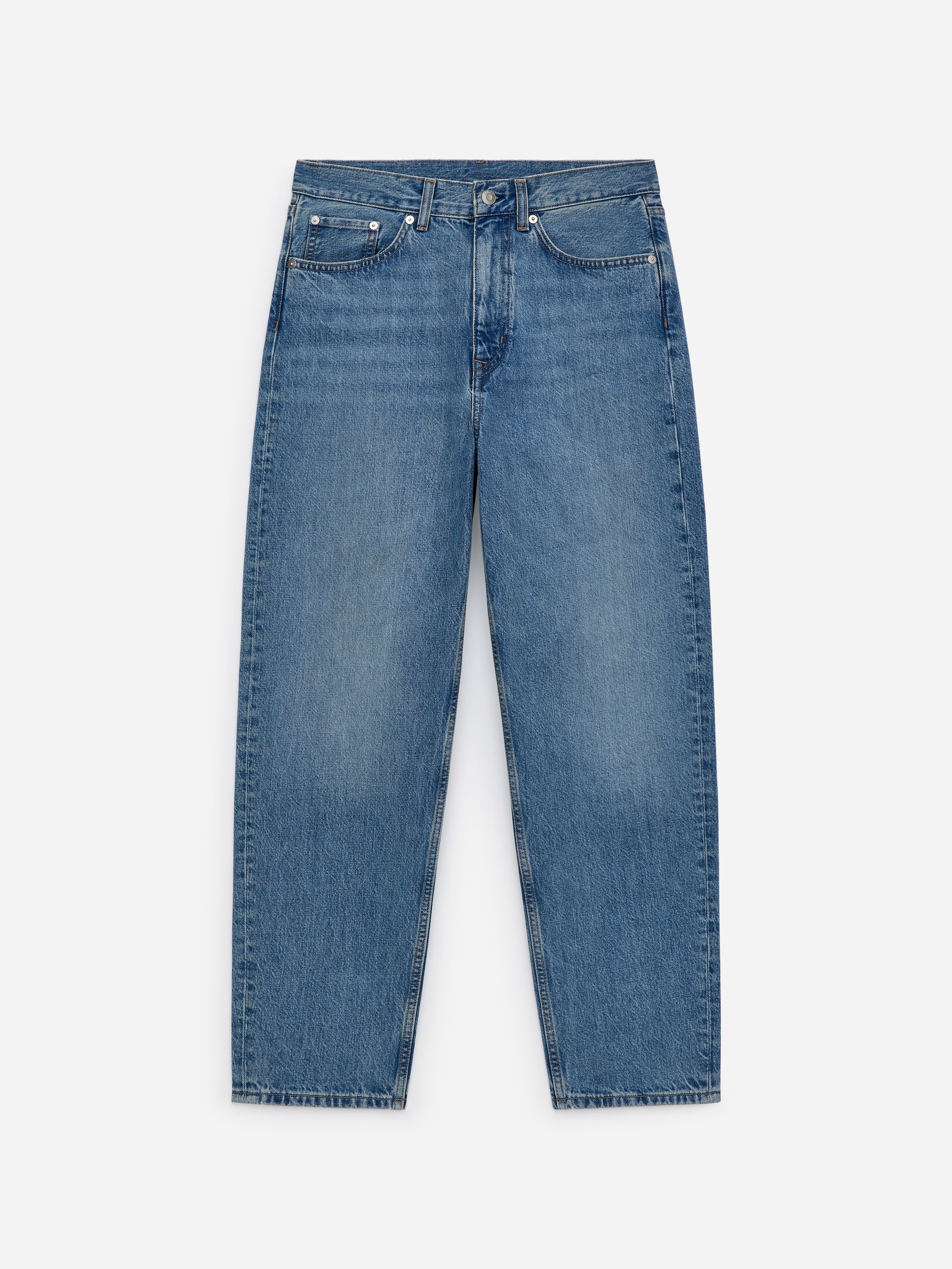 Ingrandisci l'immagine: Un paio di jeans in denim blu è presentato dal davanti, con un lavaggio medio con scoloriture sottili, una vita alta, una chiusura con cerniera visibile e gambe affusolate e corte.