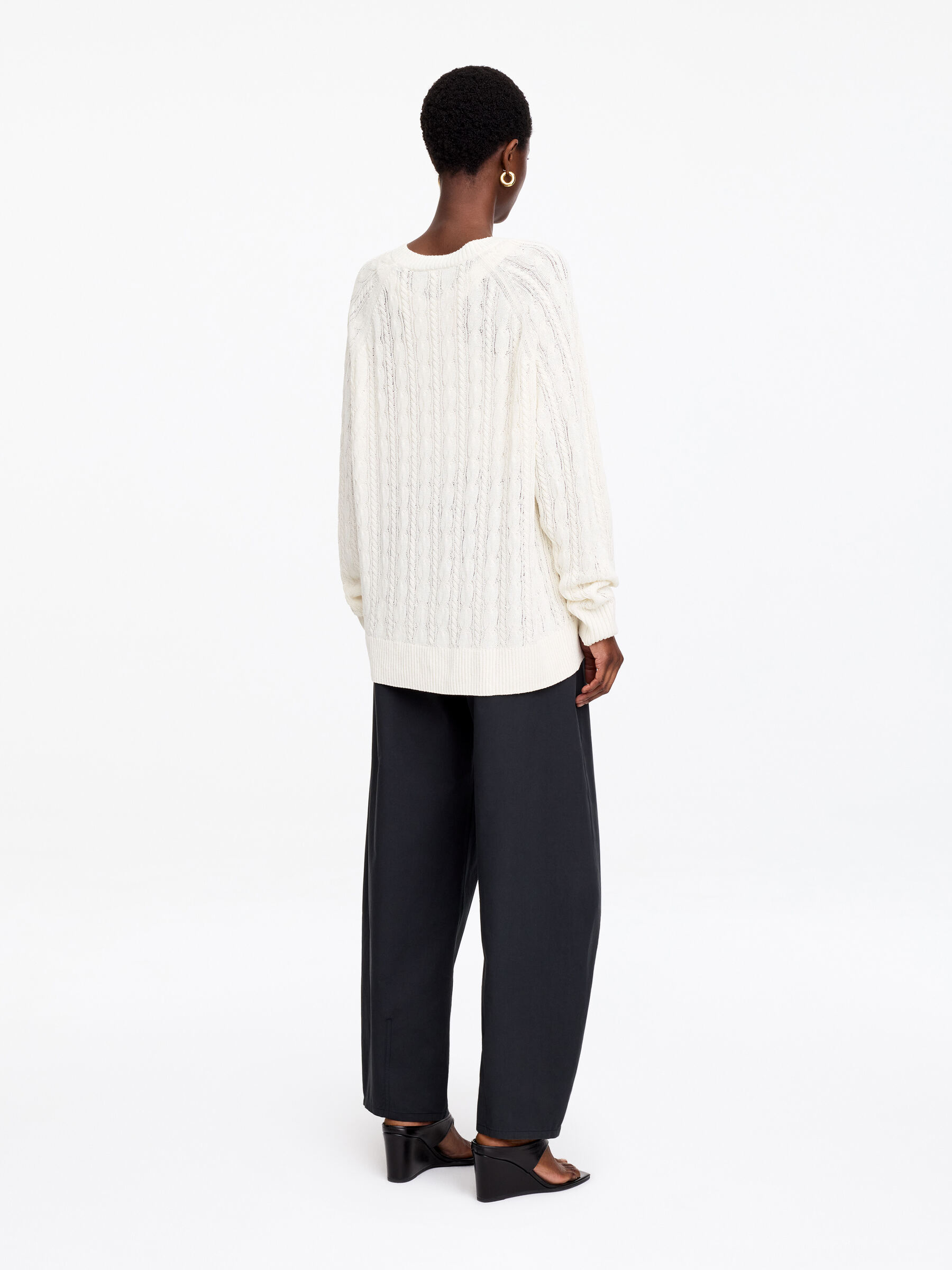Pull à col en V en maille torsadée - Blanc cassé - Loose fit - Femme - StillMedia/Lookbook - 5