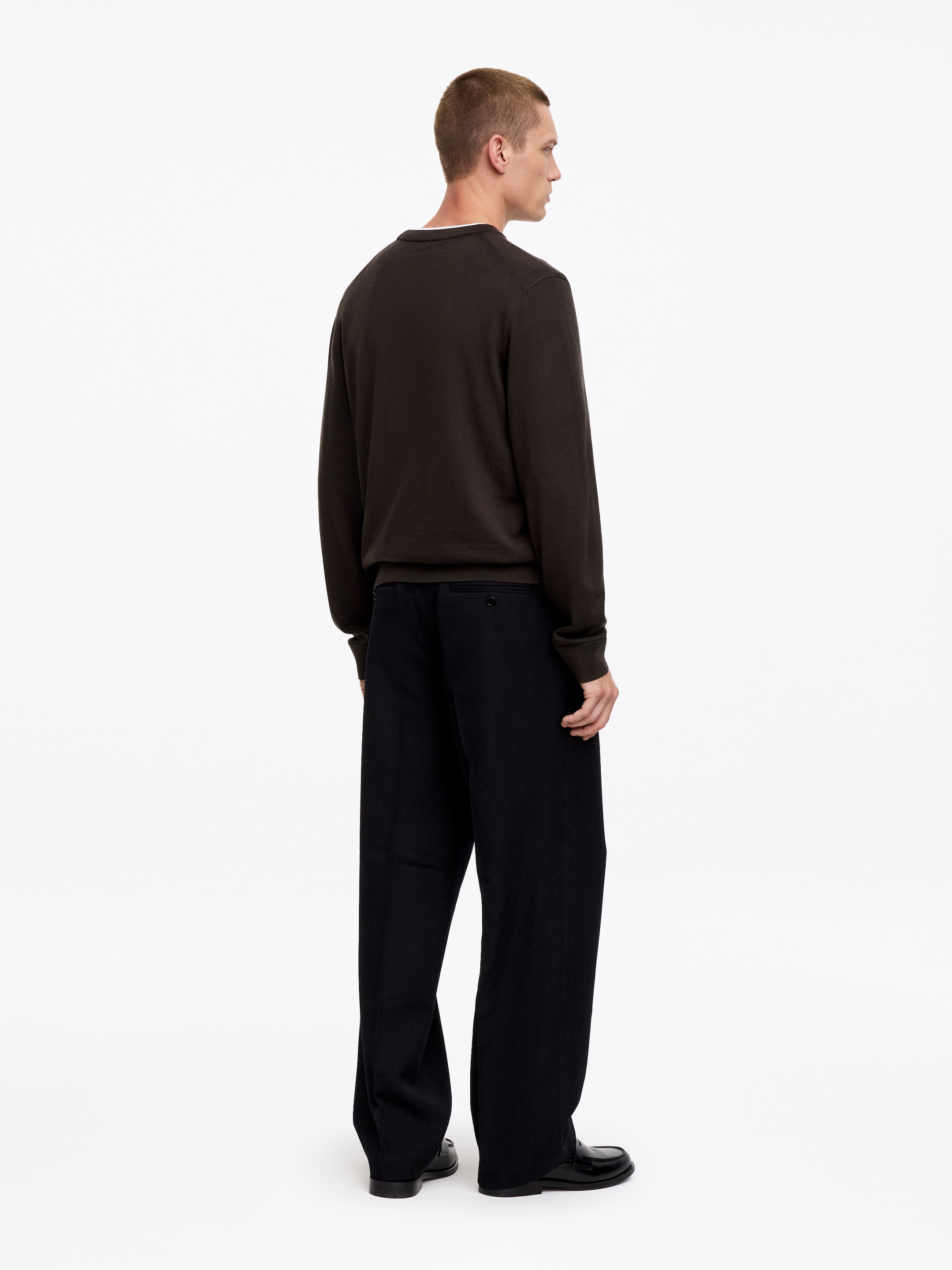 Finstickad tröja i merinoull - Mörkbrun - Regular fit - Men - StillMedia/Lookbook - 12