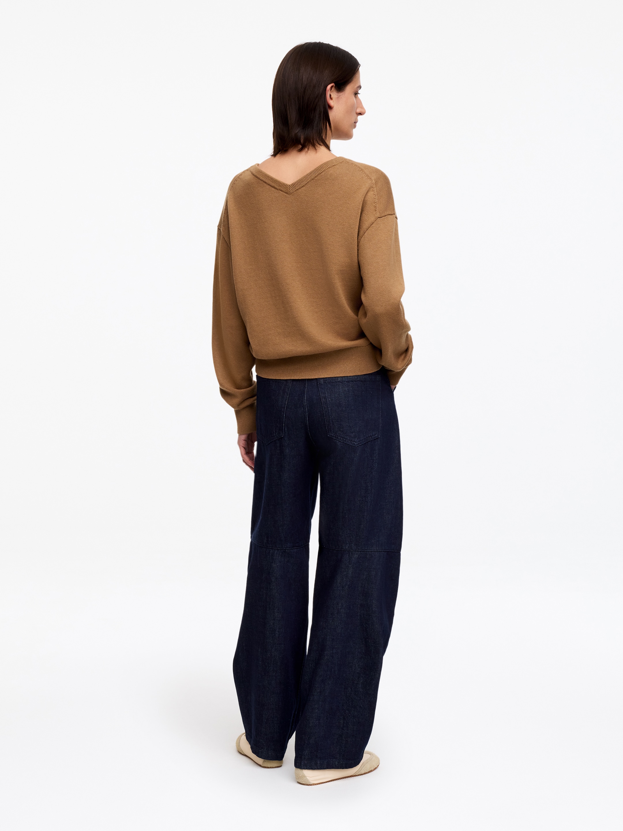 V-ringad tröja i ull och bomull - Brun - Regular fit - Women - StillMedia/Lookbook - 5