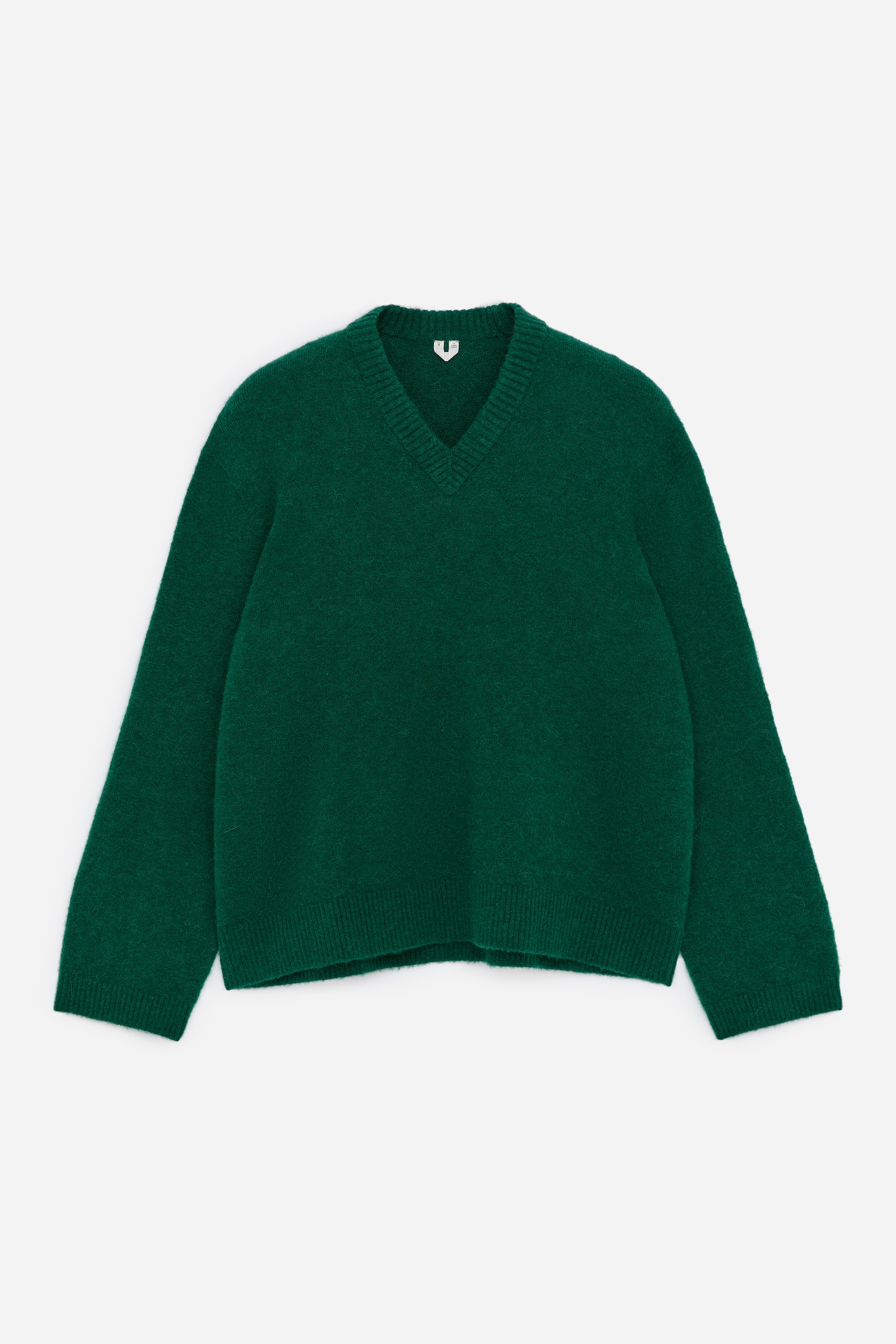 Agrandir l'image: Un pull tricoté vert foncé est présenté de FACE, arborant un col en V. Le vêtement affiche une texture visiblement duveteuse, conçu avec une coupe décontractée et ample, et fini avec des poignets et un ourlet côtelés.