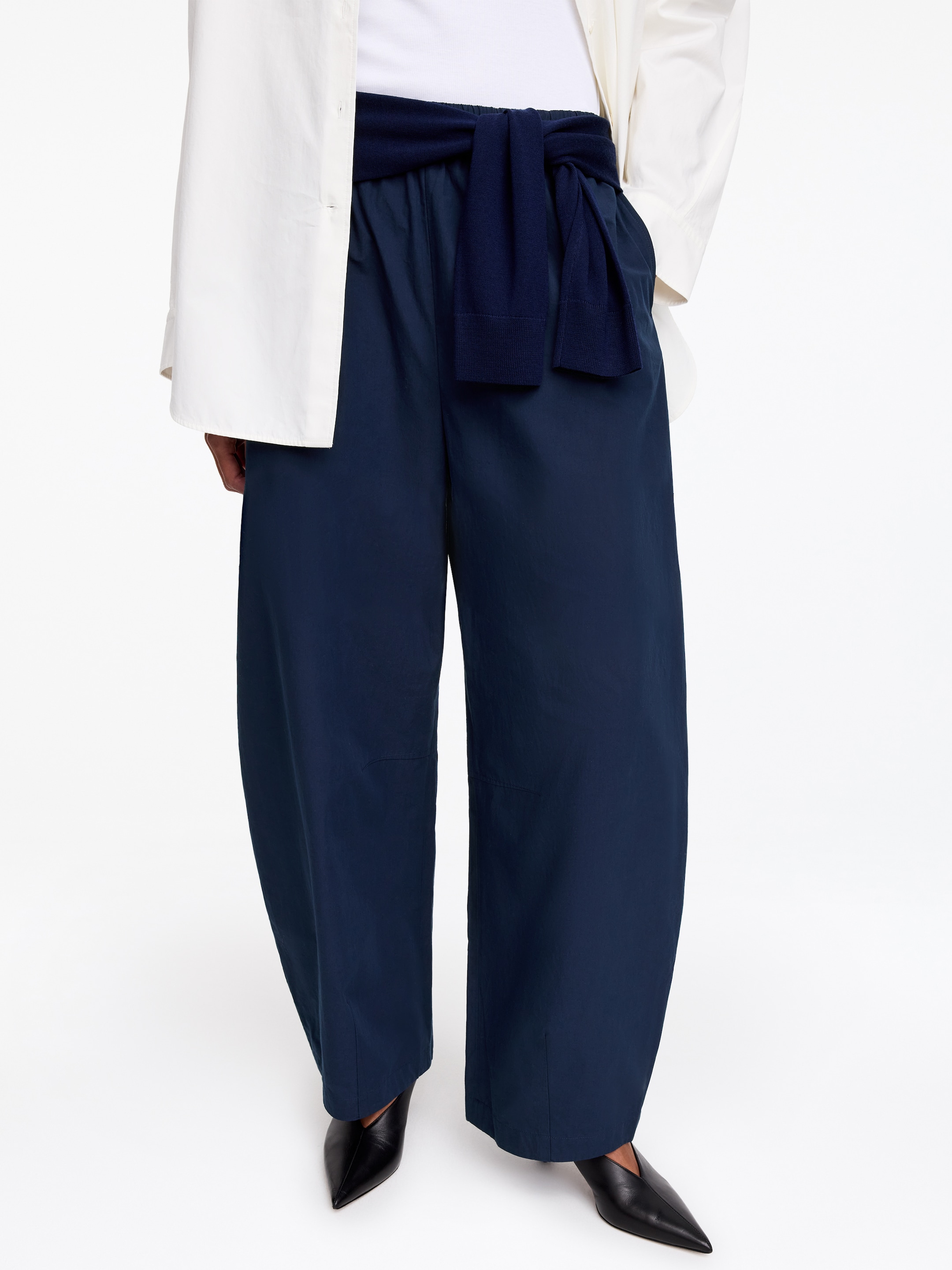 Pantalon en coton à jambe barrel - Bleu foncé - Loose fit - Femme - StillMedia/Lookbook - 6