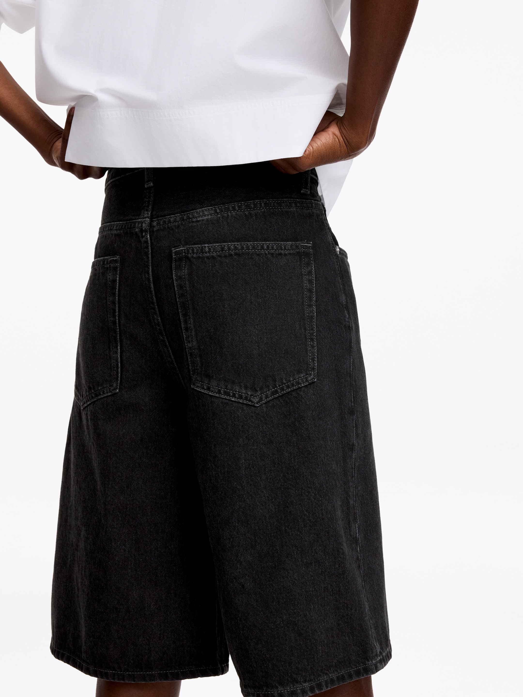 Long Denim Shorts - Black - Loose fit - Women - StillMedia/Lookbook - 2