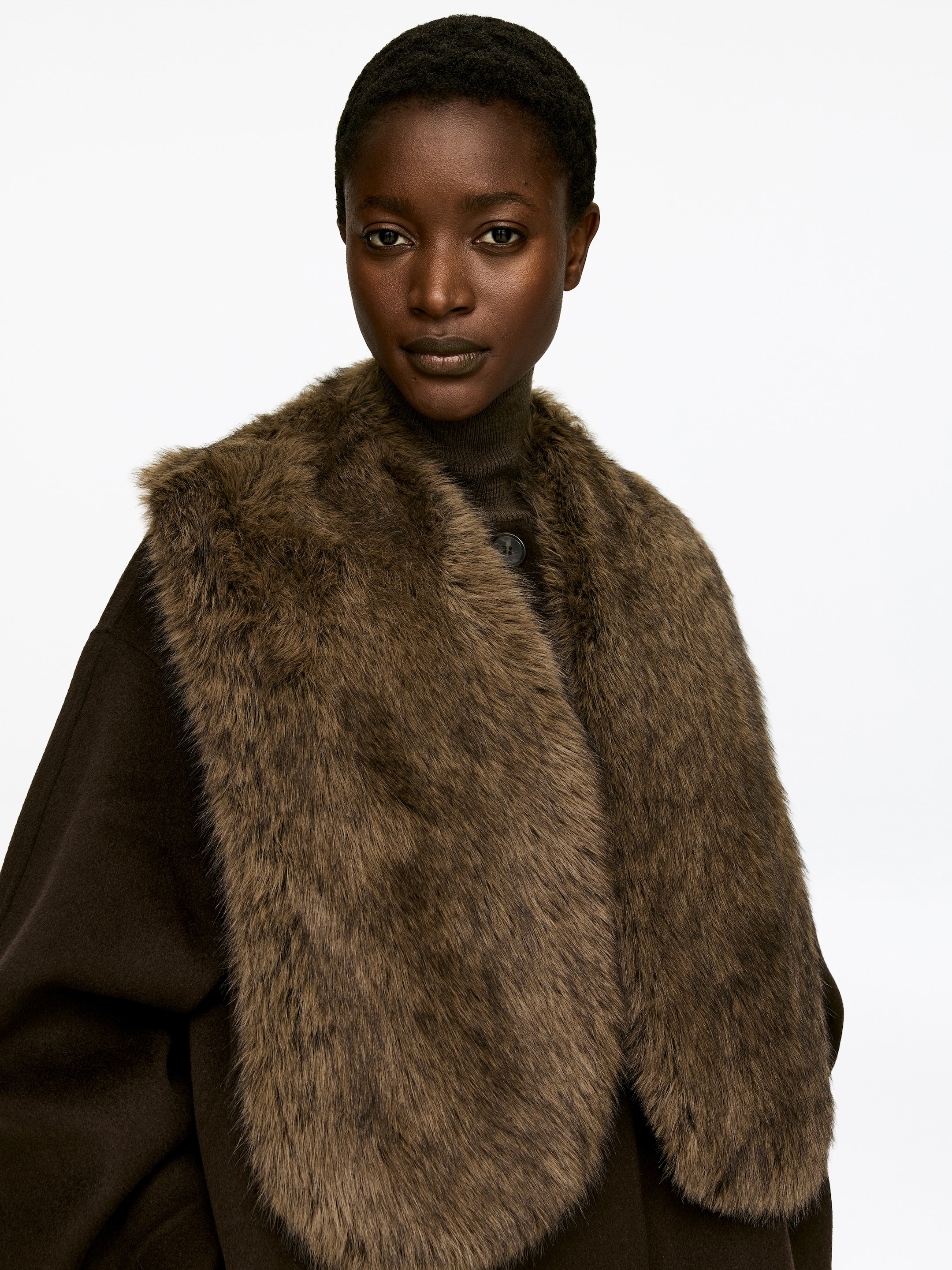 Visa större bild: Halsduk i fuskpäls - Mullvadsgrå - DAM | H&M SE 1