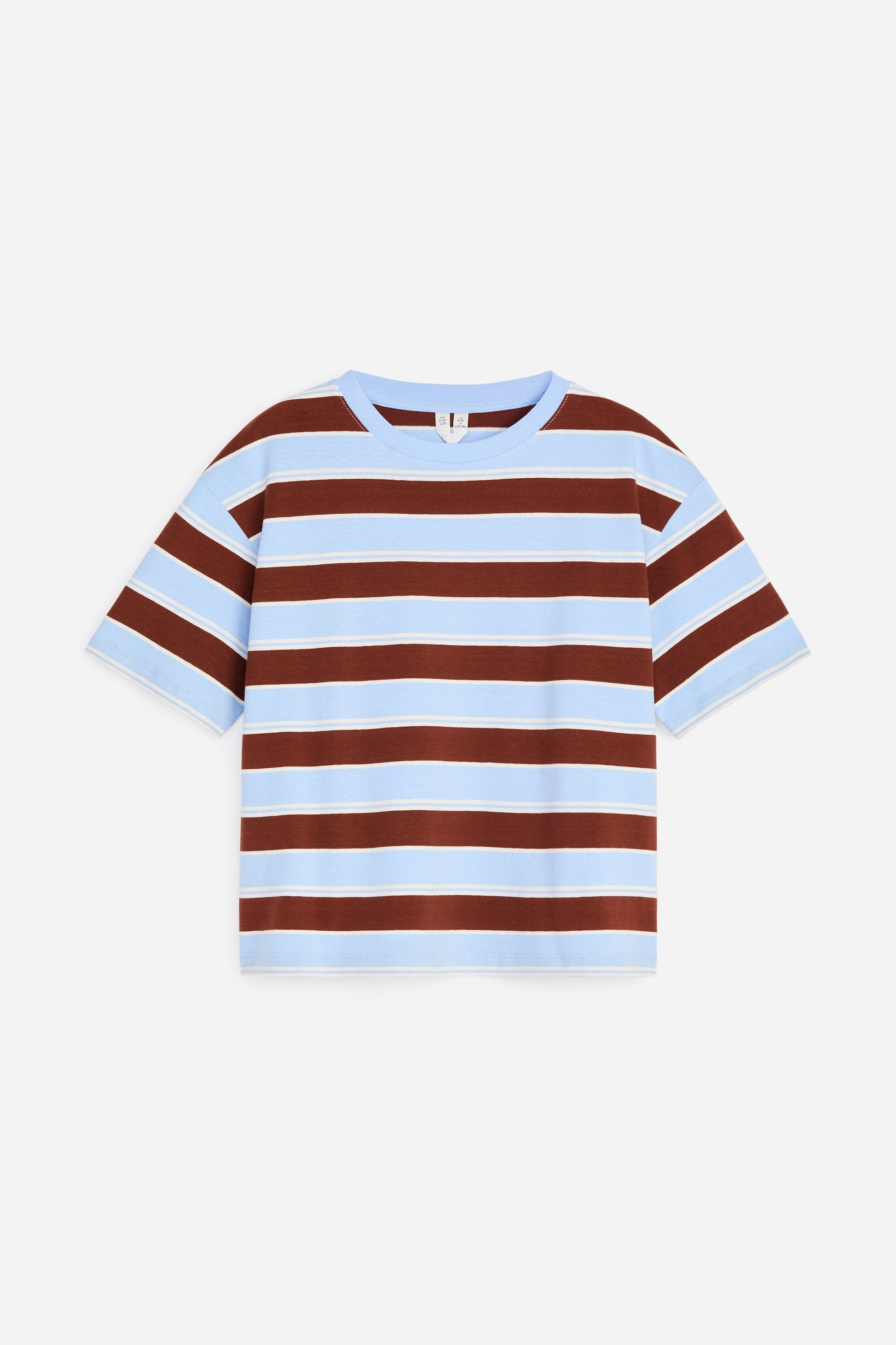 Größeres Bild ansehen: Ein T-Shirt wird von vorne gezeigt, mit horizontalen Streifen in Hellblau, Braun und dünnem Weiß. Es ist mit einem klassischen Rundhalsausschnitt, leicht überschnittenen Schultern und einem Oversize-Schnitt gestaltet.