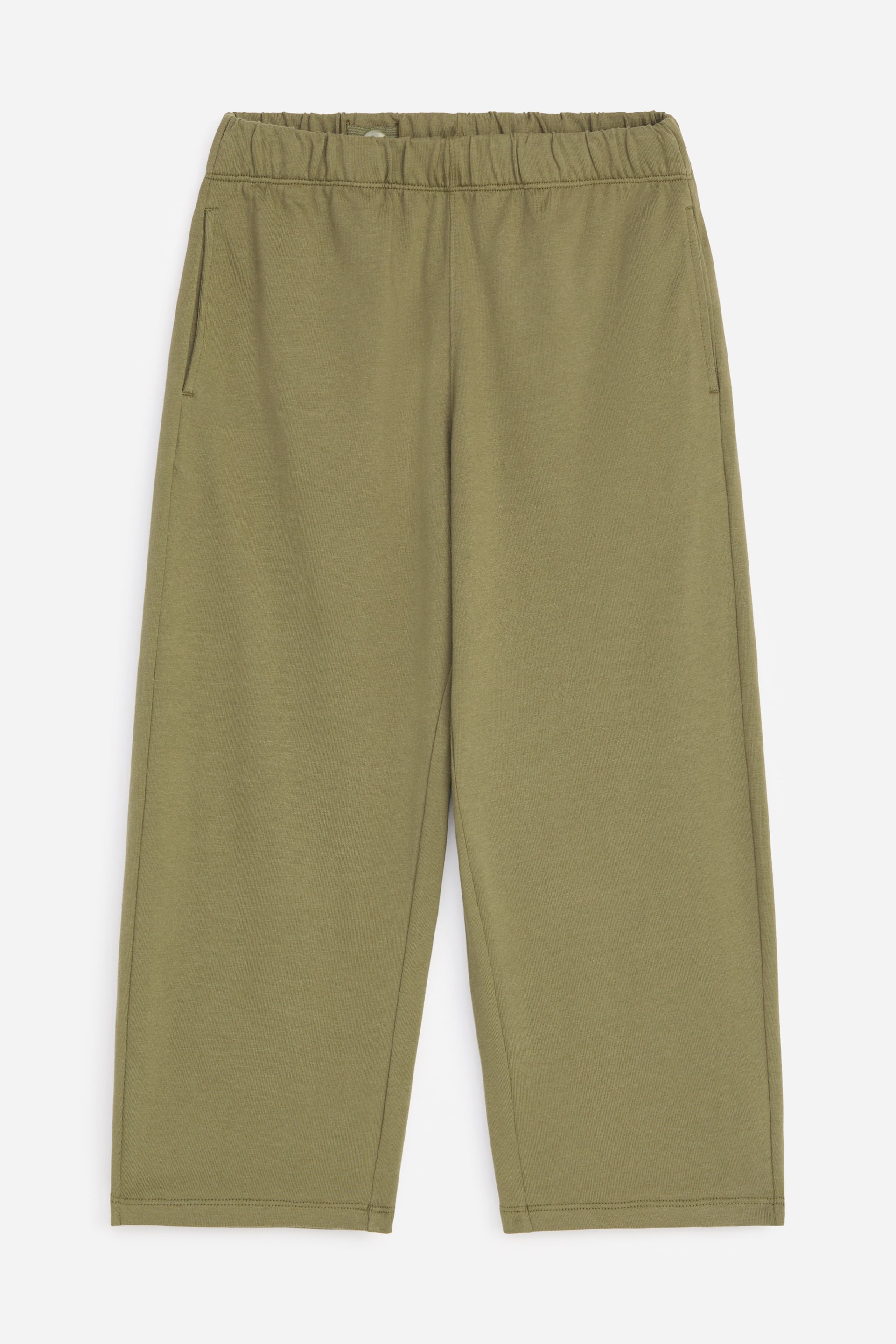 Agrandir l'image: Le null est un pantalon de survêtement court vert olive, présenté de face avec une taille élastiquée, des poches latérales, des jambes larges et un ourlet cousu.