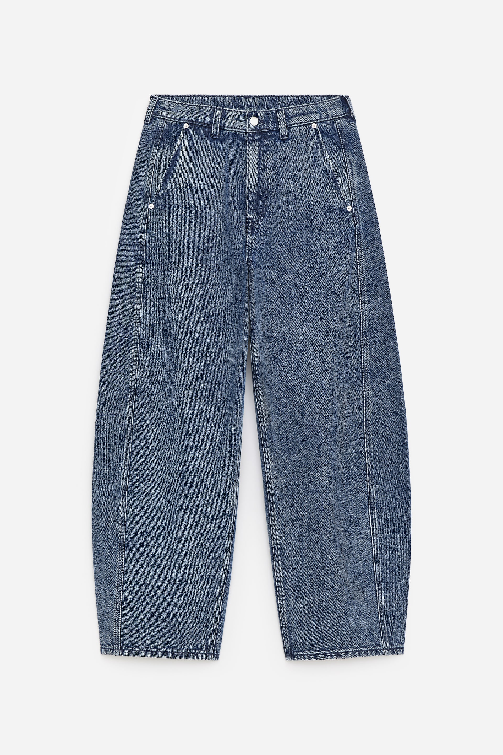 Visualizza immagine più grande: I pantaloni di jeans a forma di barile, con taglio frontale, vengono presentati. Presentano una vita media, tasche laterali inclinate con rivetti metallici, chiusura con bottone e zip, e una cucitura verticale che corre lungo il centro frontale di ciascuna gamba.